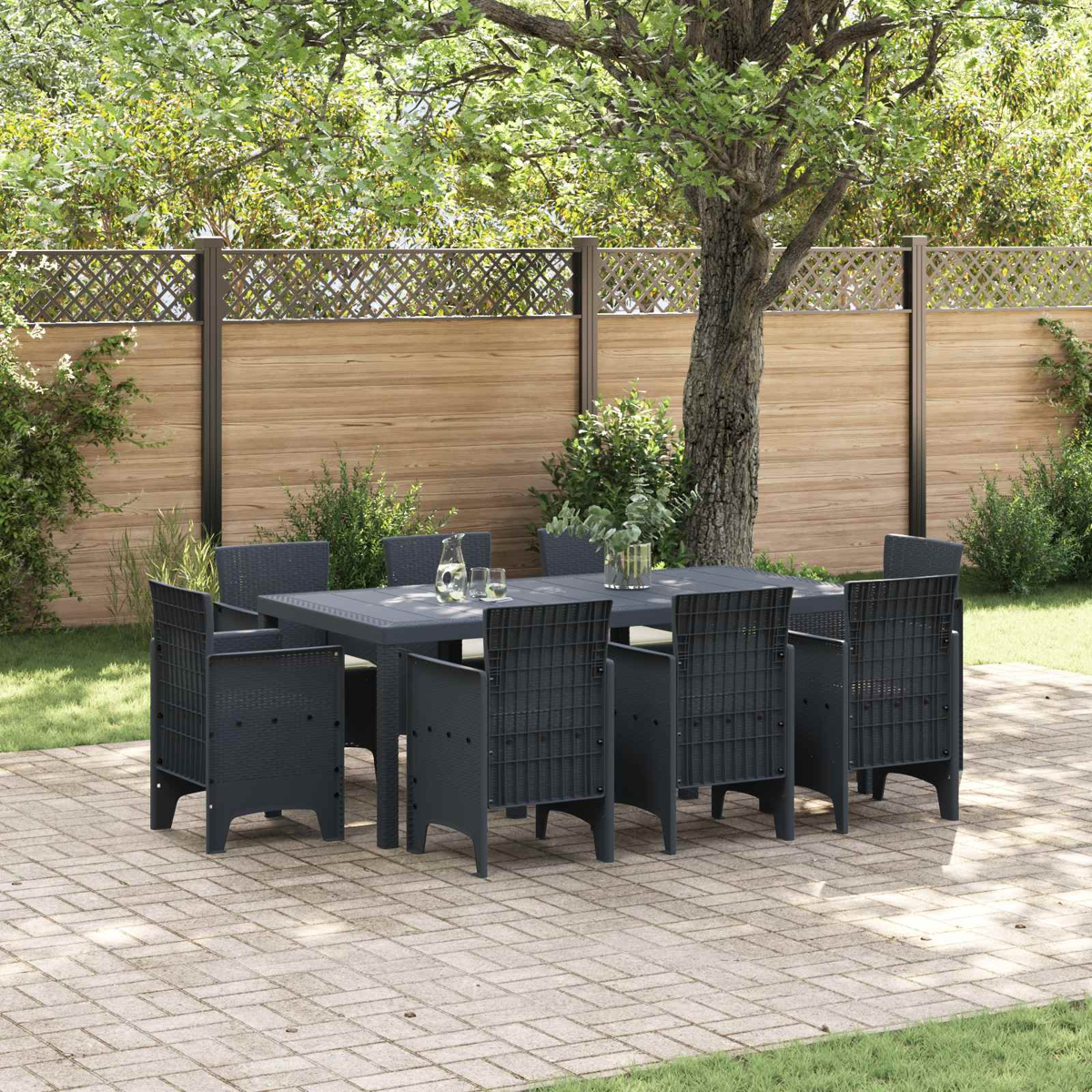 Dunkelgraues Gartenmöbel-Set mit Tisch und acht Stühlen auf einer gepflasterten Terrasse.
