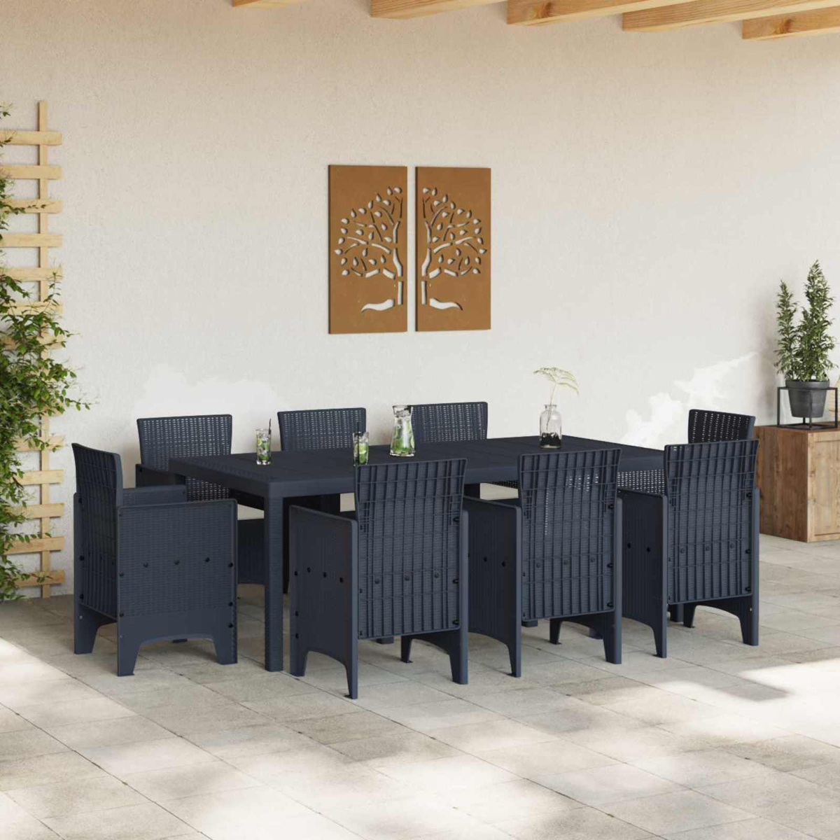 Dunkelgraues Esszimmer-Set mit Tisch und acht Stühlen auf einer Terrasse.