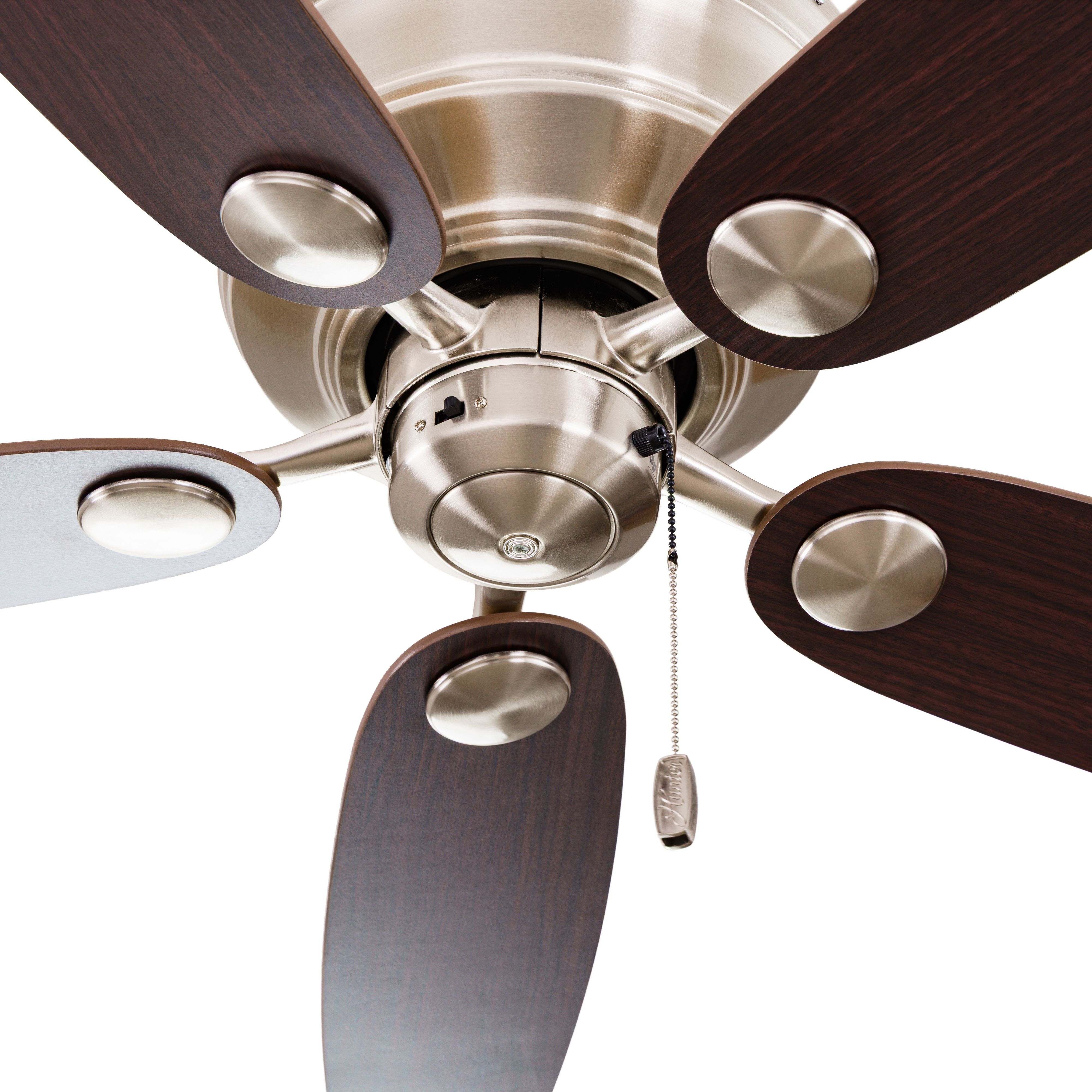 Ventilatore da soffitto con pale in legno scuro e corpo in metallo.