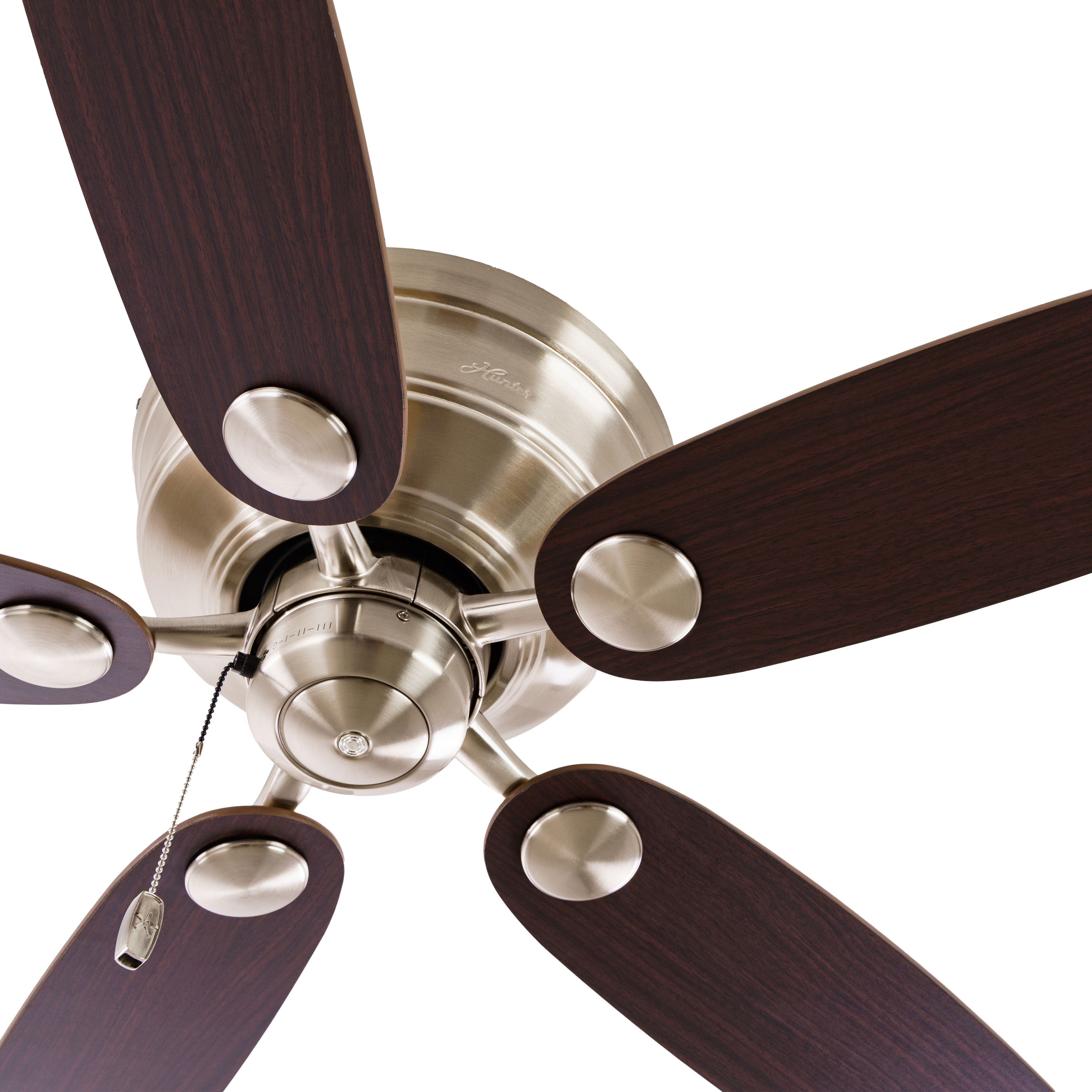 Ventilatore da soffitto con pale in legno scuro e accenti in nickel spazzolato.