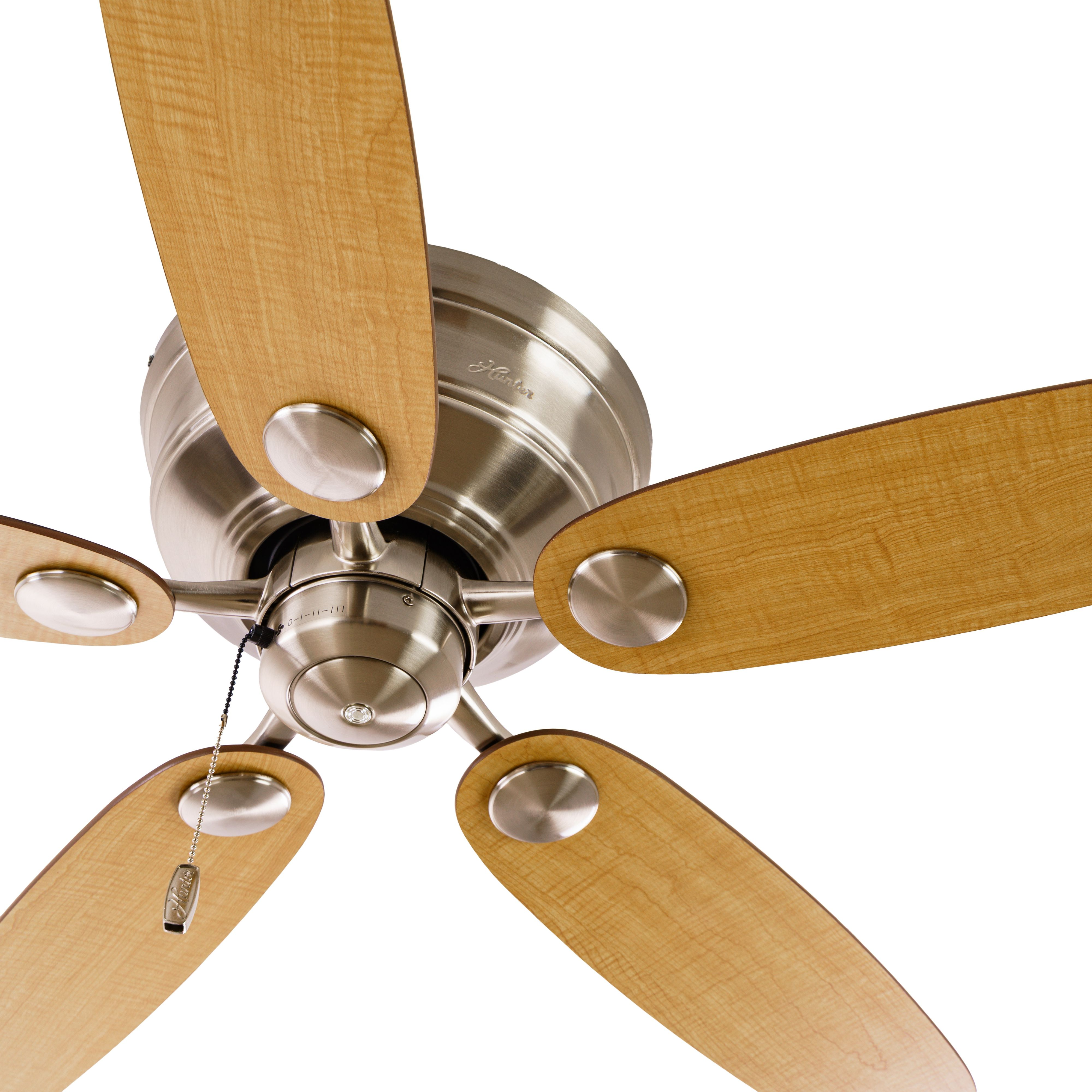 Un ventilatore da soffitto con pale in legno e alloggiamento motore in metallo.