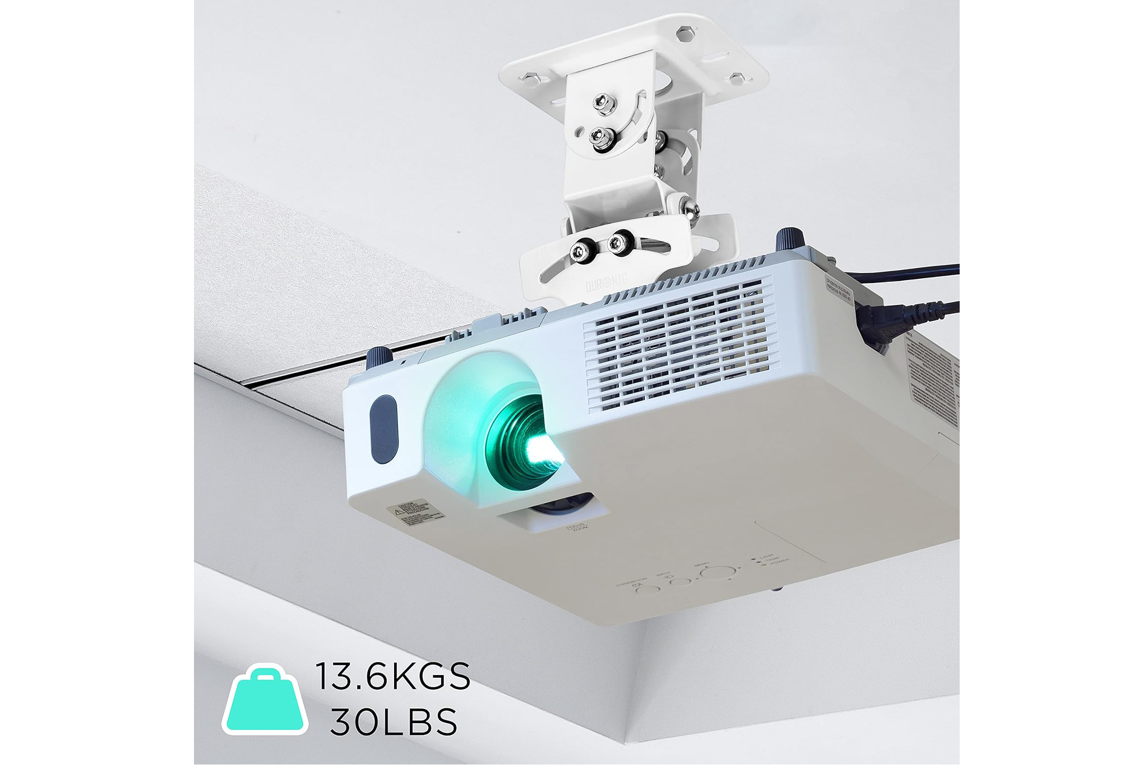 Un proyector blanco está montado en un soporte de techo. Un haz de luz sale de la lente.