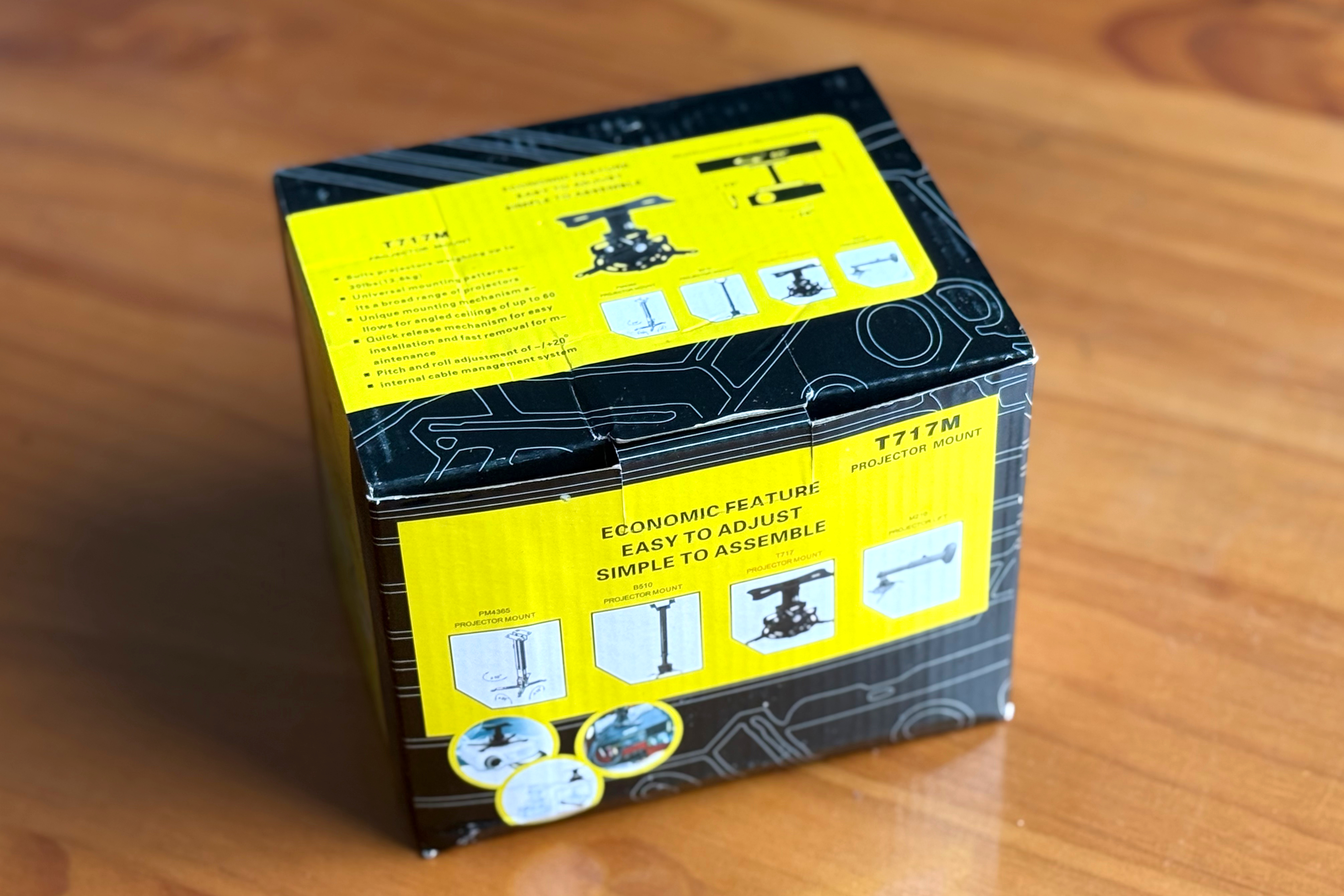 Caja de soporte de proyector T717M con imágenes de soportes. Incluye fácil ajuste.