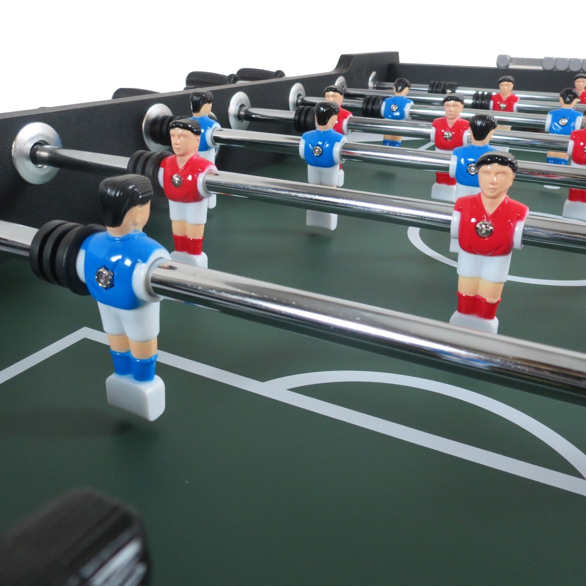 Tafelvoetbalfiguren op een groene tafel met witte lijnen. Rode en blauwe shirts.