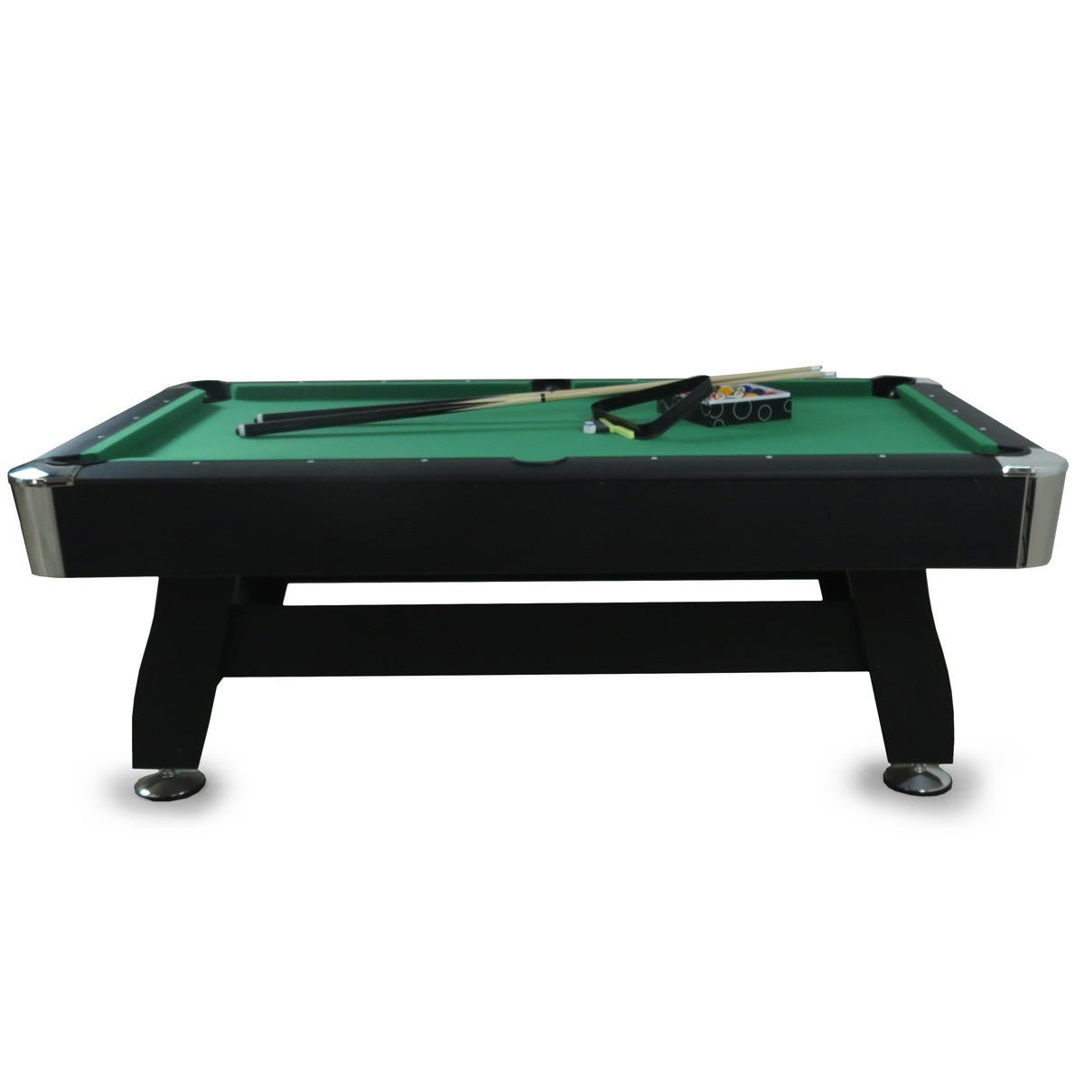 Een groene pooltafel met zwarte zijkanten, keus en een driehoek.