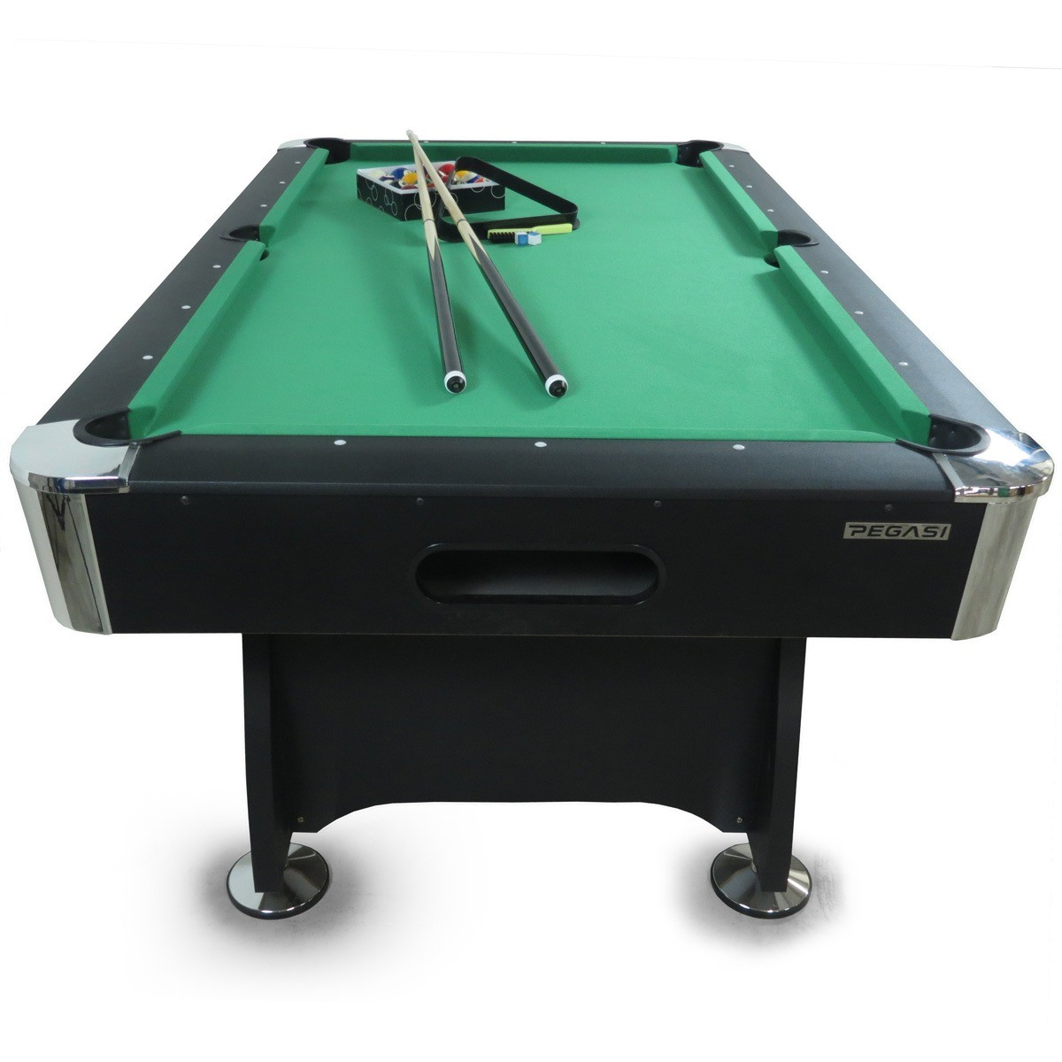 Een groene pooltafel met twee keus en ballen.
