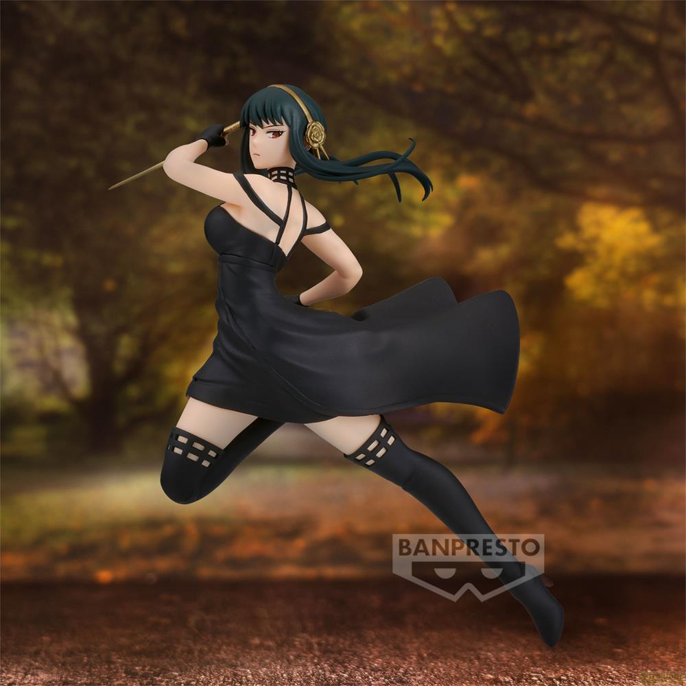 Eine Anime-Figur in einem schwarzen Kleid mit goldenen Kopfhörern und einer Waffe.