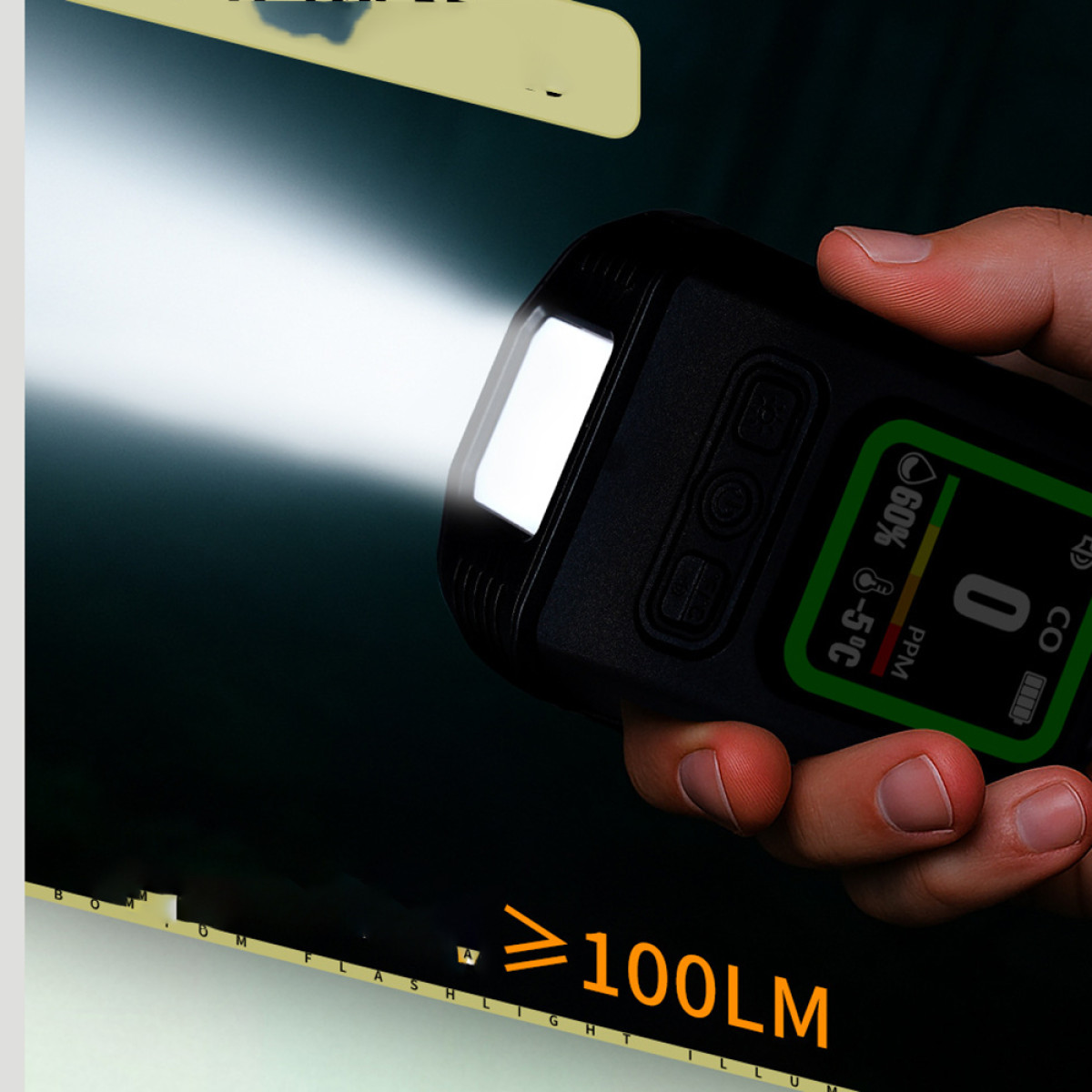 Hand hält eine Taschenlampe mit Lichtstrahl, Display zeigt CO-Werte und Temperatur.