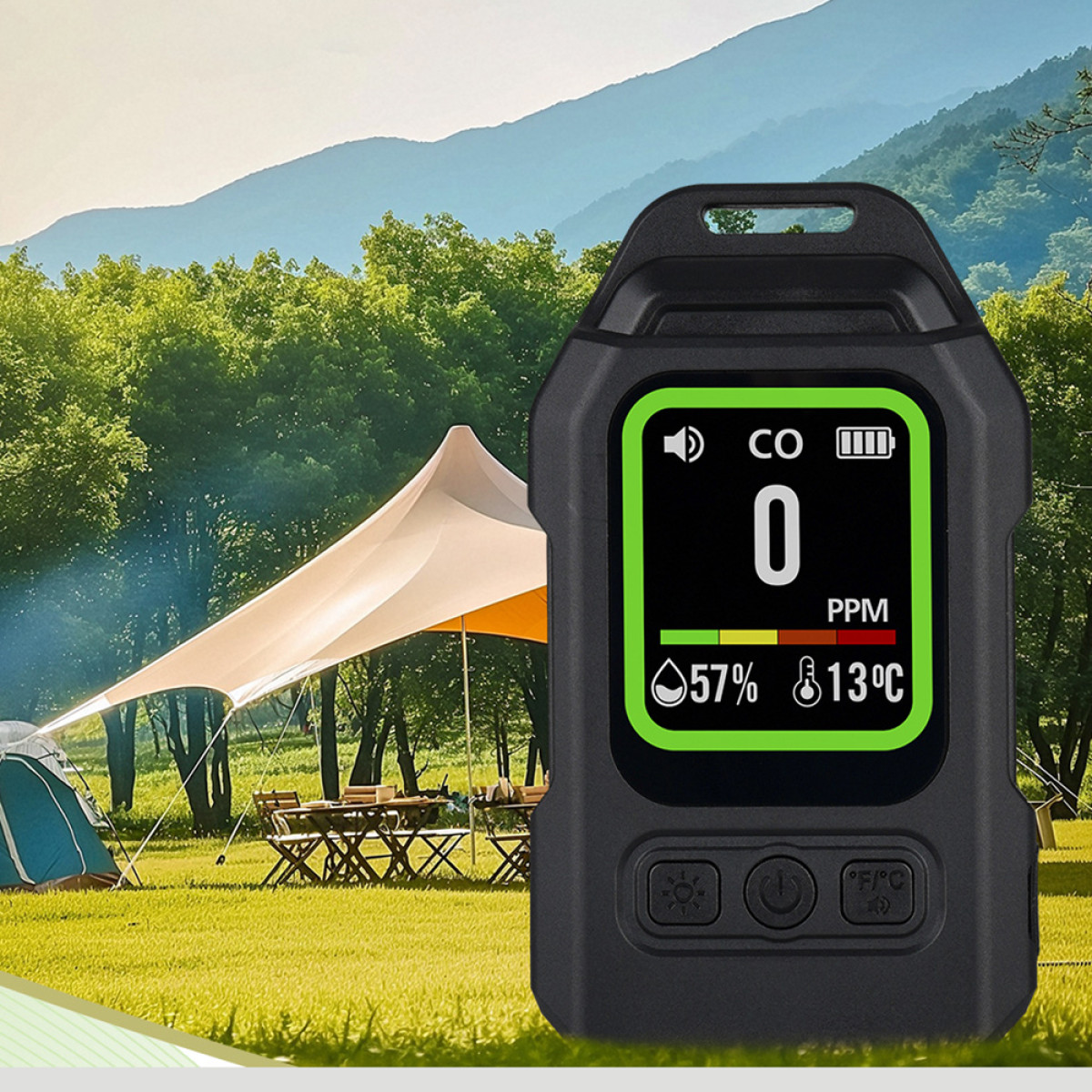 Ein CO-Detektor zeigt 0 PPM, 57% Luftfeuchtigkeit, 13°C an. Campingplatz-Hintergrund.