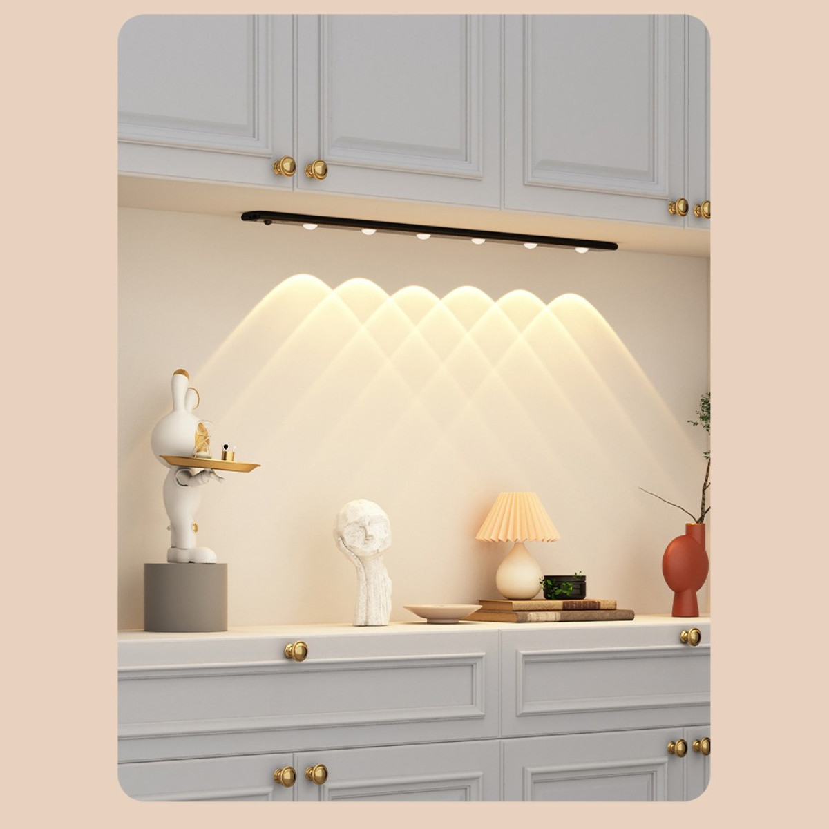 Figurka królika z tacą i dekoracjami na półce.