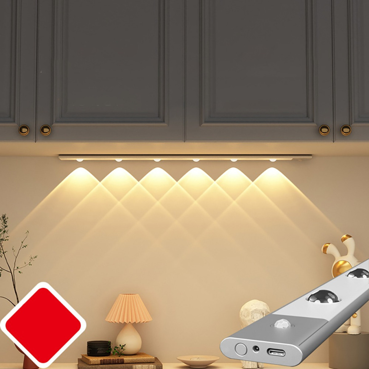 Oświetlenie pod szafkowe z sześcioma światłami oświetla ścianę z szafkami nad nią.