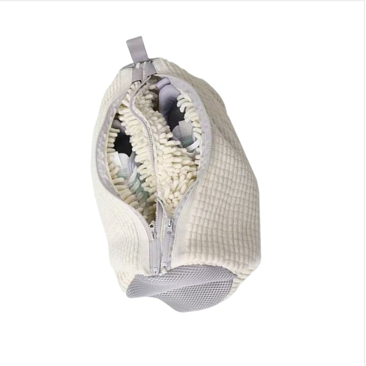 Beżowa torba na zamek z butami i puszystą wyściółką.