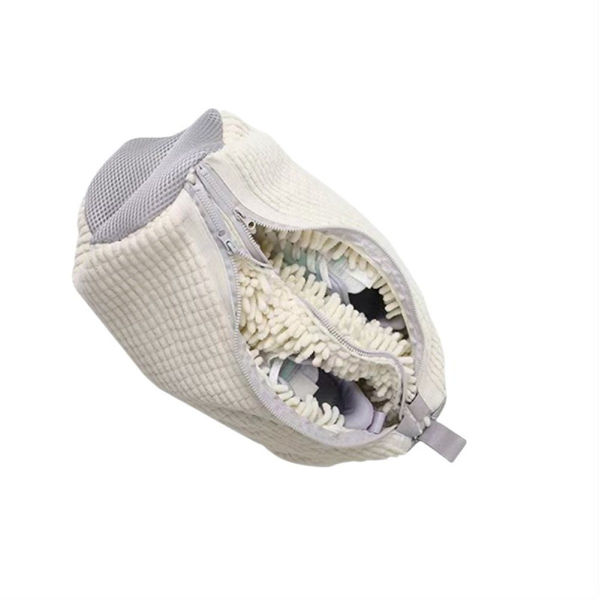 Otwarta, kremowa torba z siateczkową górą, wypełniona puszystym materiałem i butami.