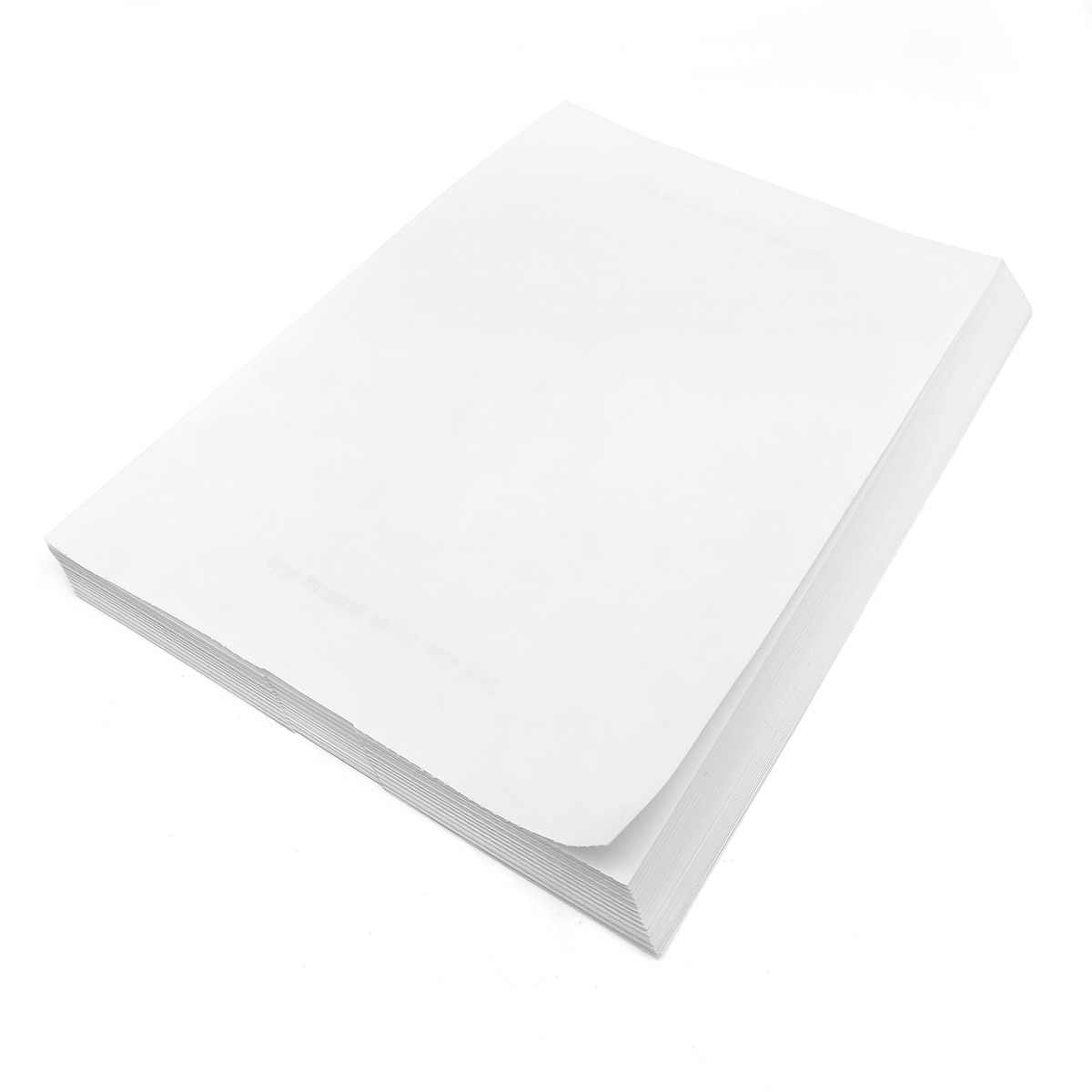 Stos białych kartek papieru, na białym tle.