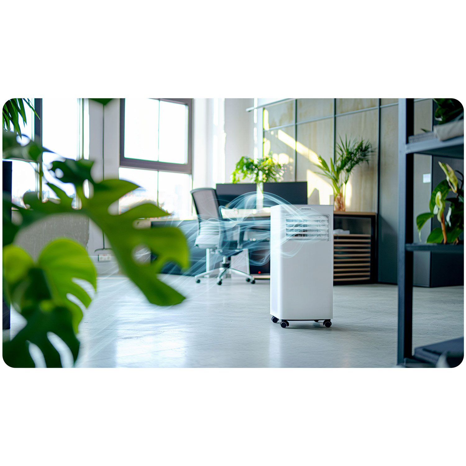 Biały klimatyzator na kółkach w biurze z roślinami.