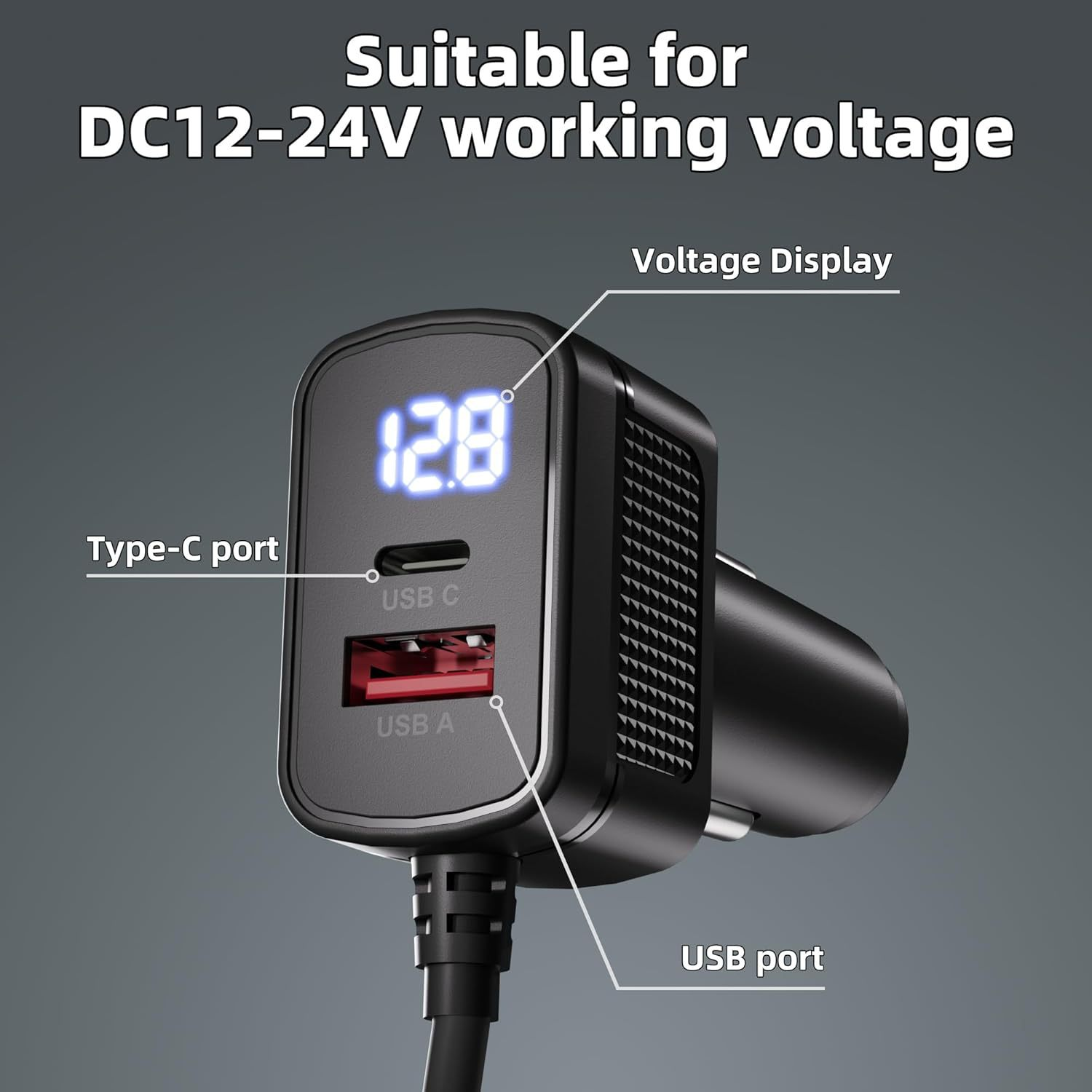 Adattatore caricabatterie per auto nero con porte USB-C, USB-A e display di tensione.