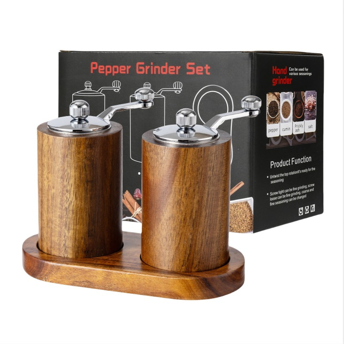 Dwa drewniane młynki do pieprzu z metalowymi korbkami na drewnianej tacy.