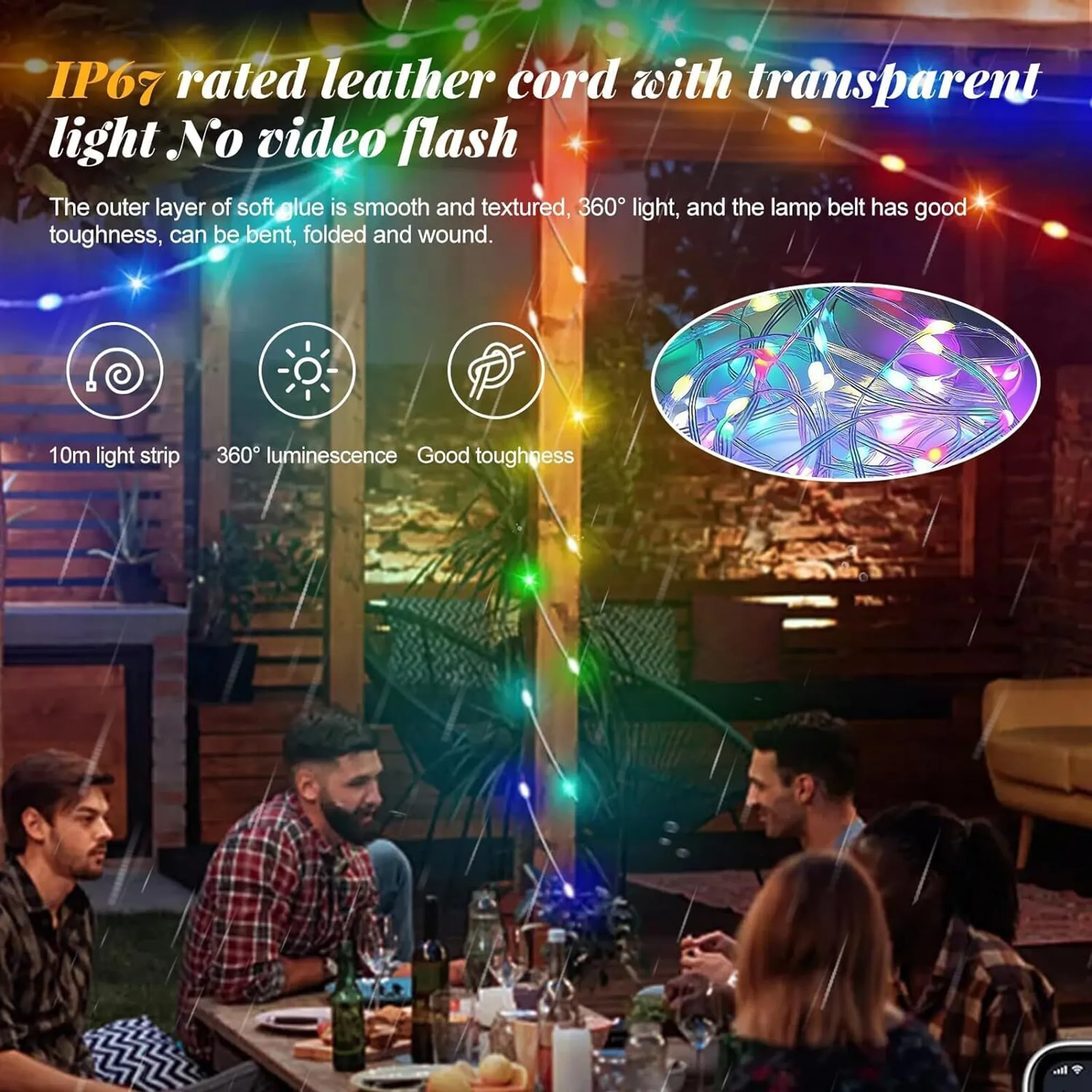 Leute sitzen an einem Tisch im Freien, beleuchtet von bunten Lichterketten.