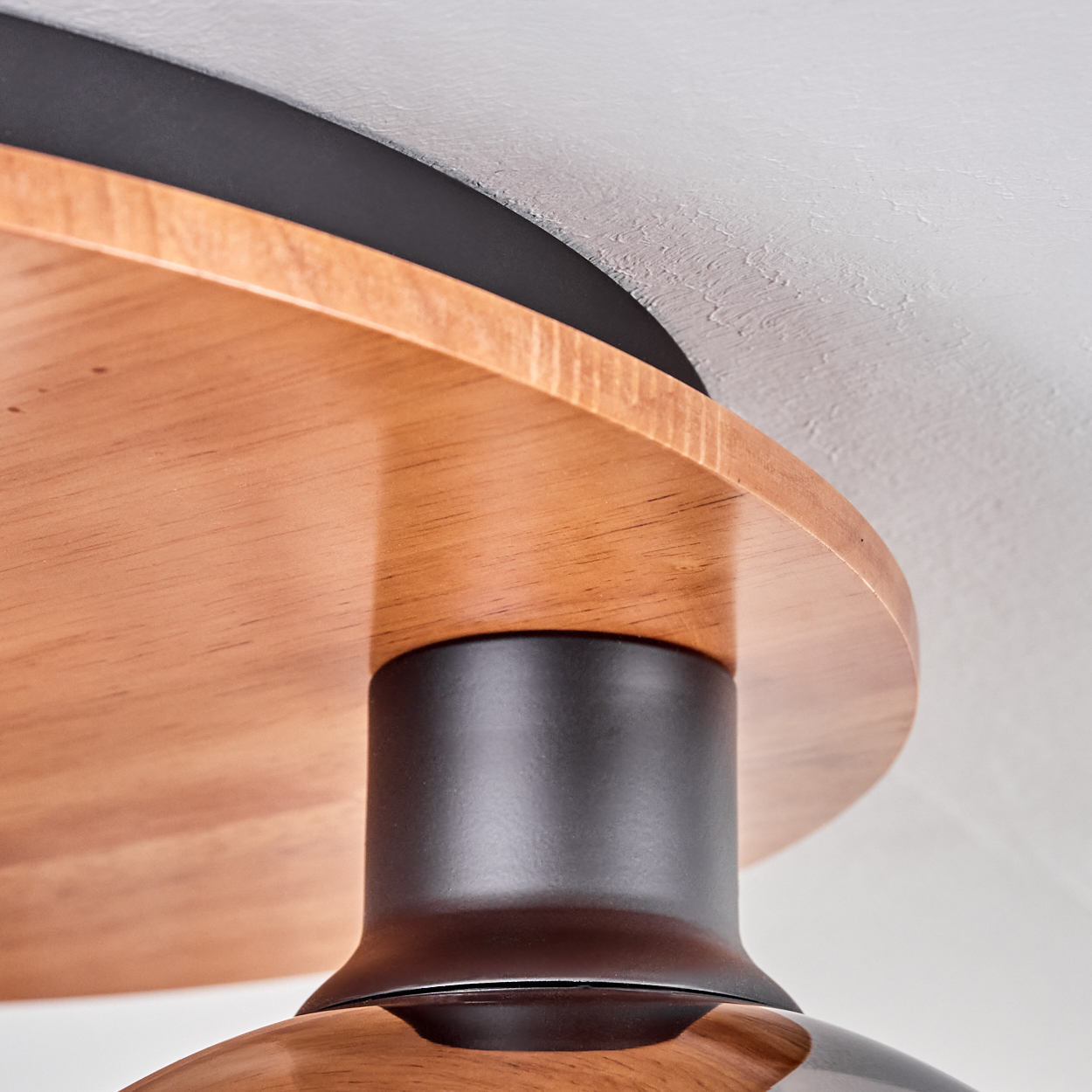 Holzplatte mit schwarzer Halterung und Decke.