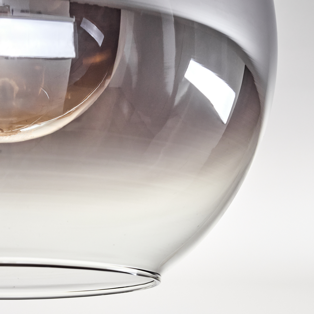 Graues Glas mit Glanzlichtern, nah aufgenommen.