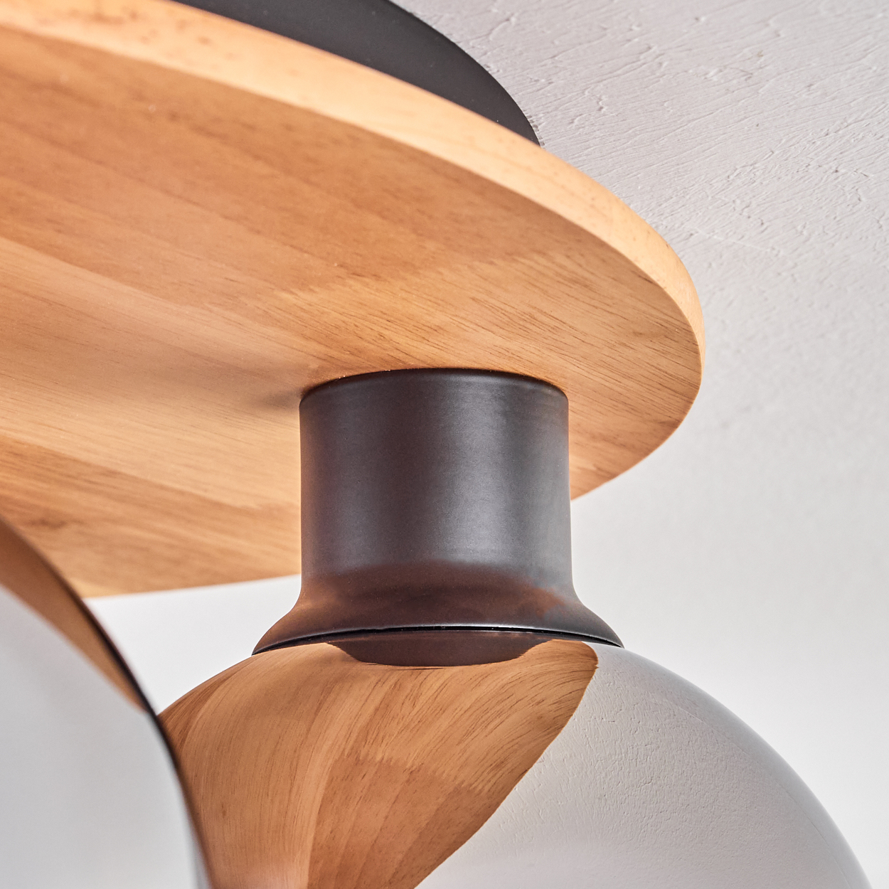 Deckenleuchte mit Holz und dunklen Metallteilen.