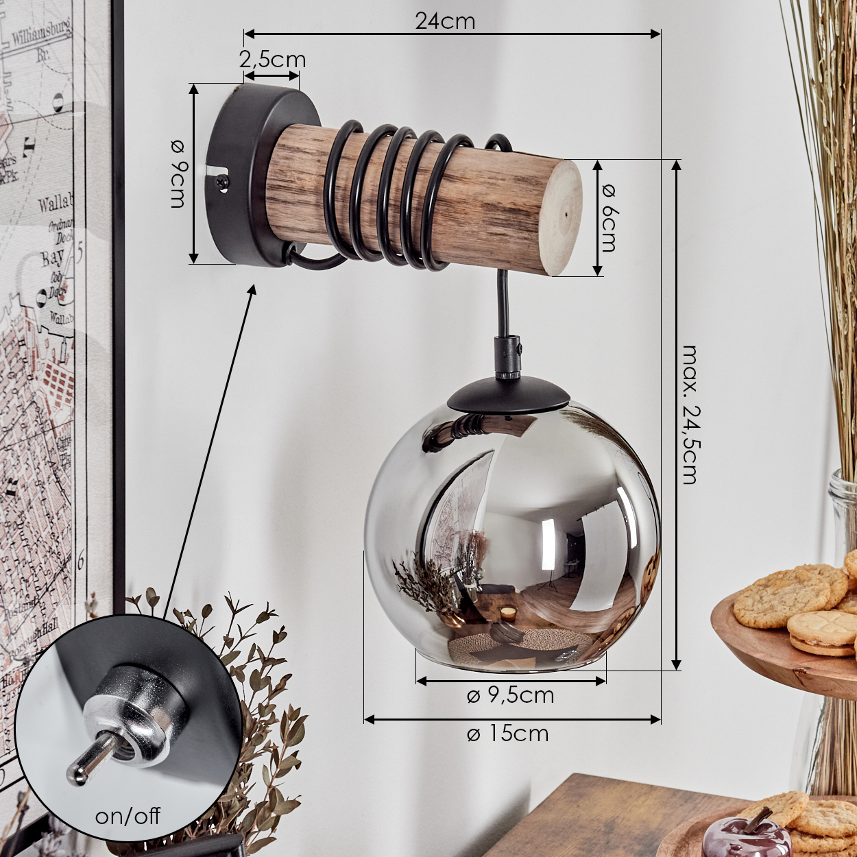 Eine Wandleuchte mit Holzstamm, Metallspiralen und einem rauchigen Glaskolben.