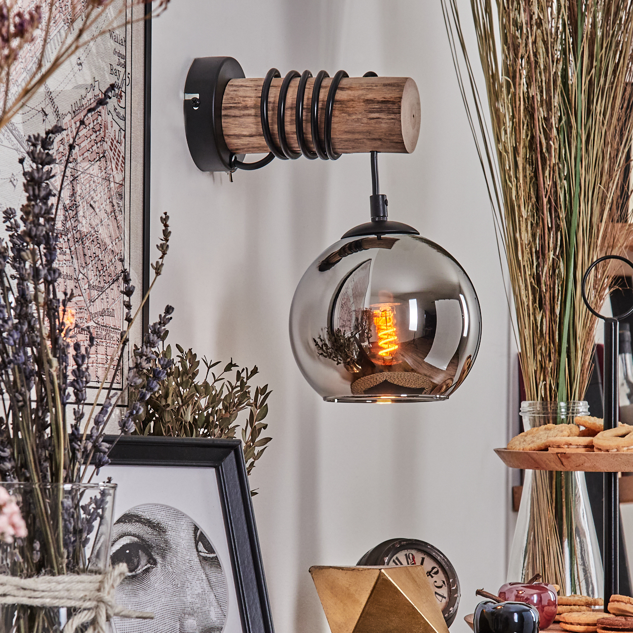 Rustikale Wandleuchte mit Holzarm, Rauchglas-Schirm und sichtbarer Glühbirne.