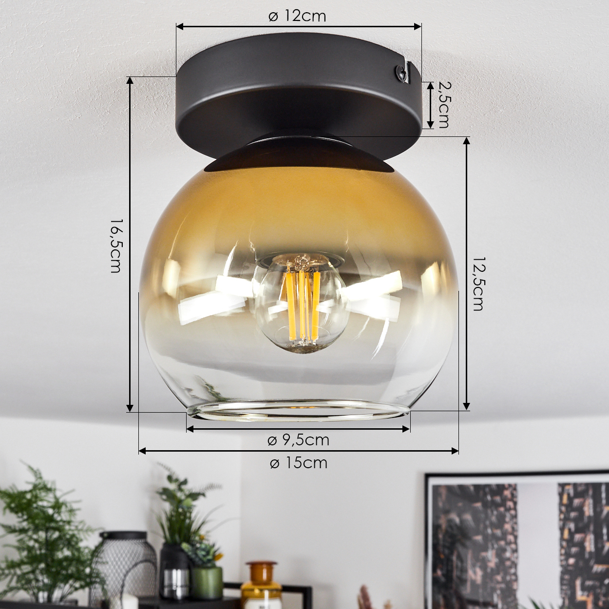 Deckenleuchte mit kugelförmigem, bernsteinfarbenem Glas und sichtbarer Glühbirne.