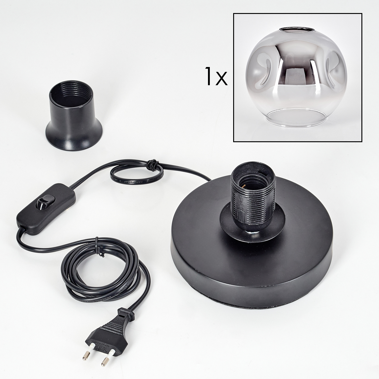 Schwarze Lampenfassung mit Kabel, Schalter und Stecker, sowie ein Glaskolben.
