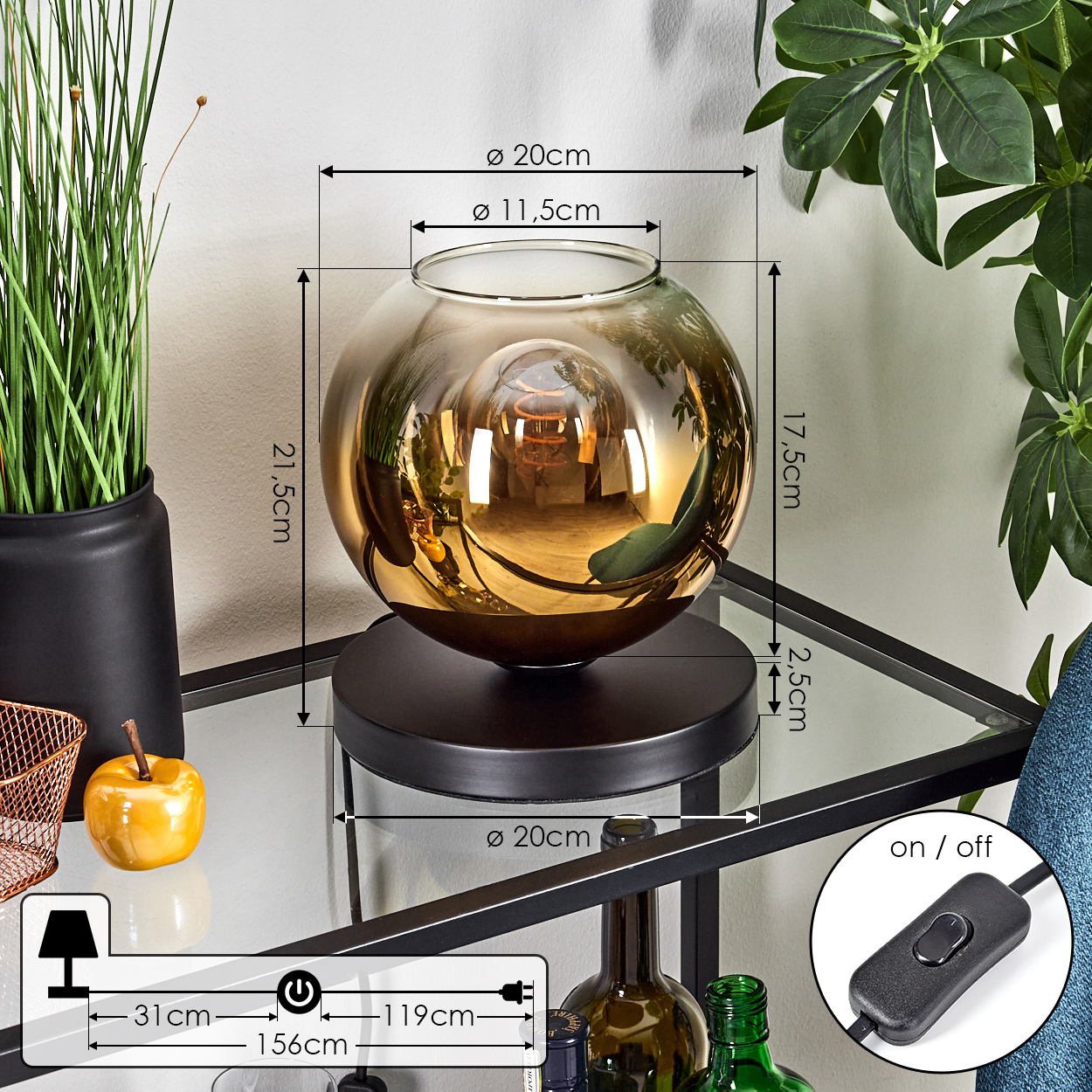 Eine kugelförmige goldene Tischlampe mit schwarzem Sockel und Kabel.