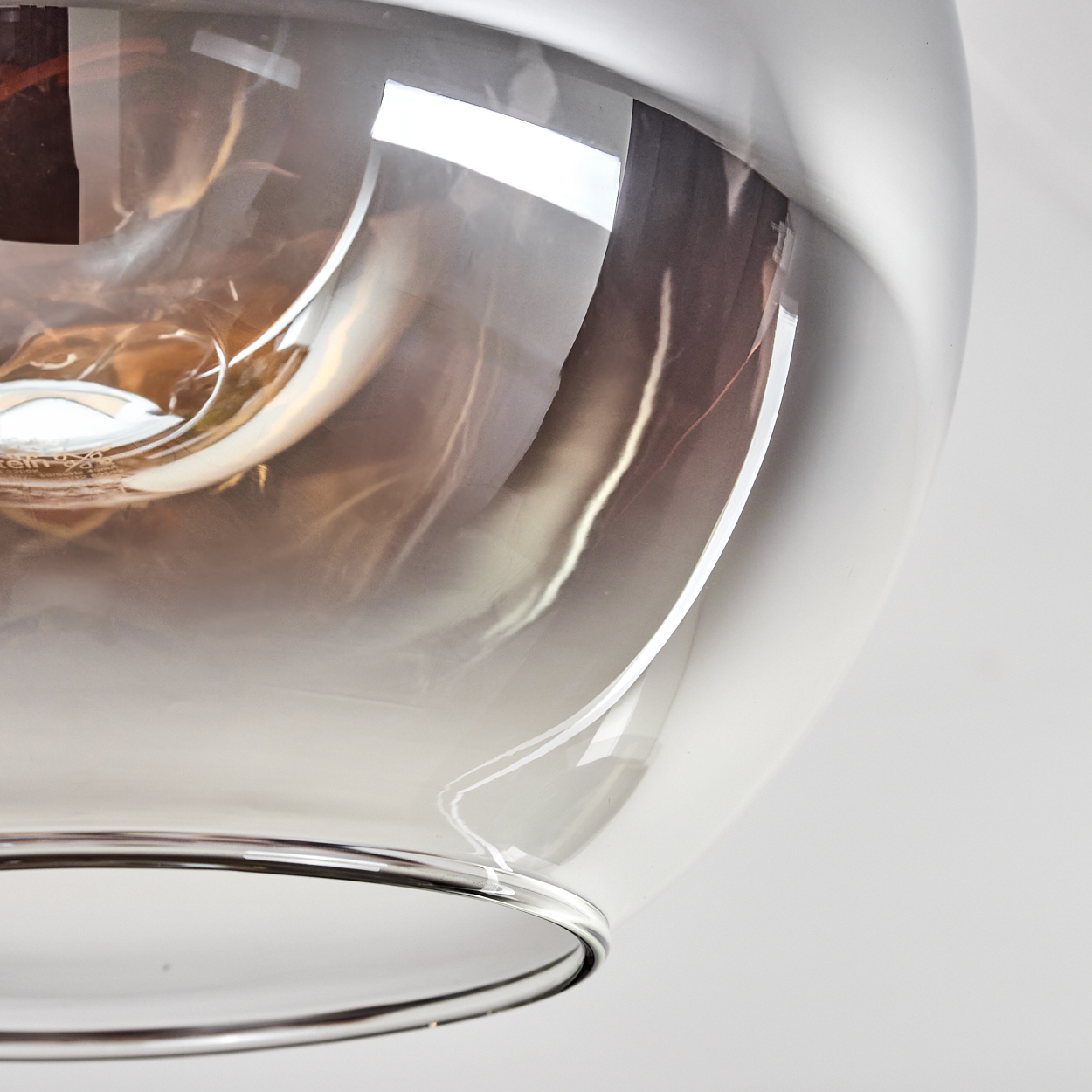 Nahaufnahme eines transparenten Glases mit Farbverlauf und Reflexionen.