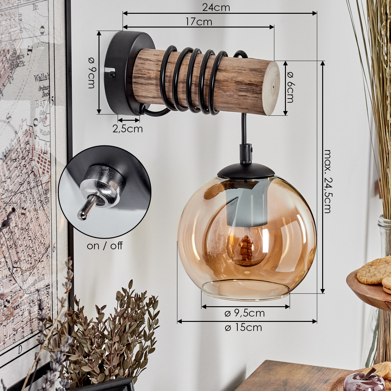 Eine Wandleuchte mit Holzstamm, Metallspirale, Schalter und bernsteinfarbener Glaskugel.