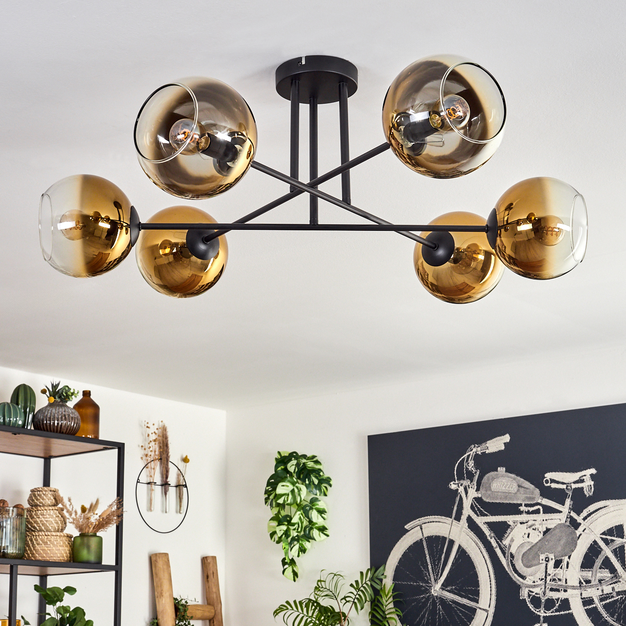 Moderne Deckenleuchte mit sechs bernsteinfarbenen Glaskugeln und schwarzem Metallgestell.