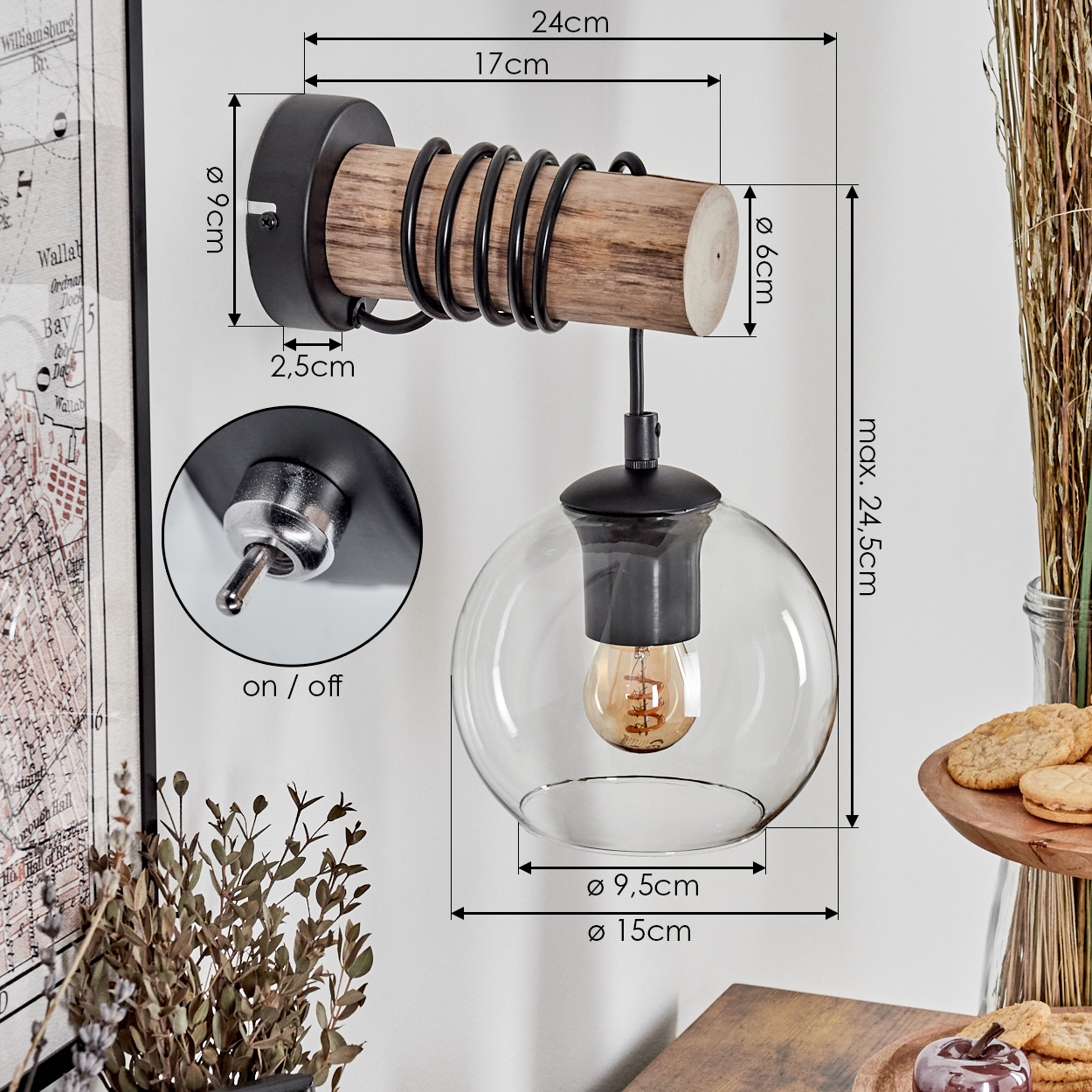 Wandleuchte mit Holz, Metall und Glaskugel, Maße sind angegeben.