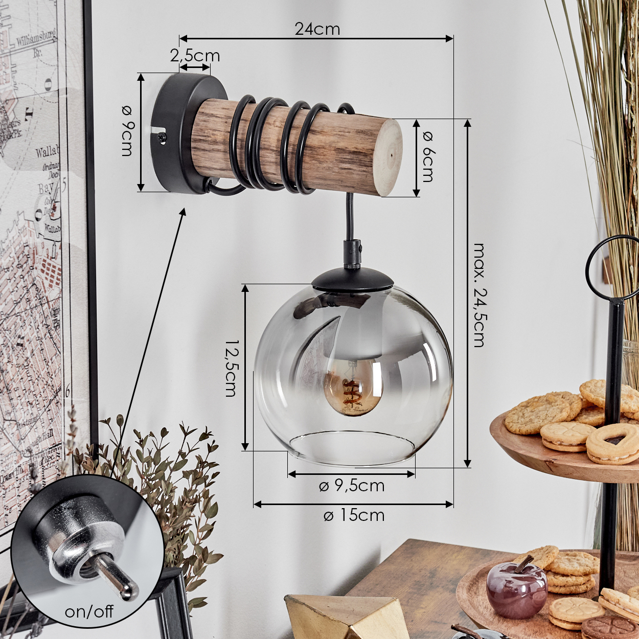 Wandleuchte mit Holzbalken, schwarzen Federn und Glaskugel-Schirm. Maße sind angegeben.