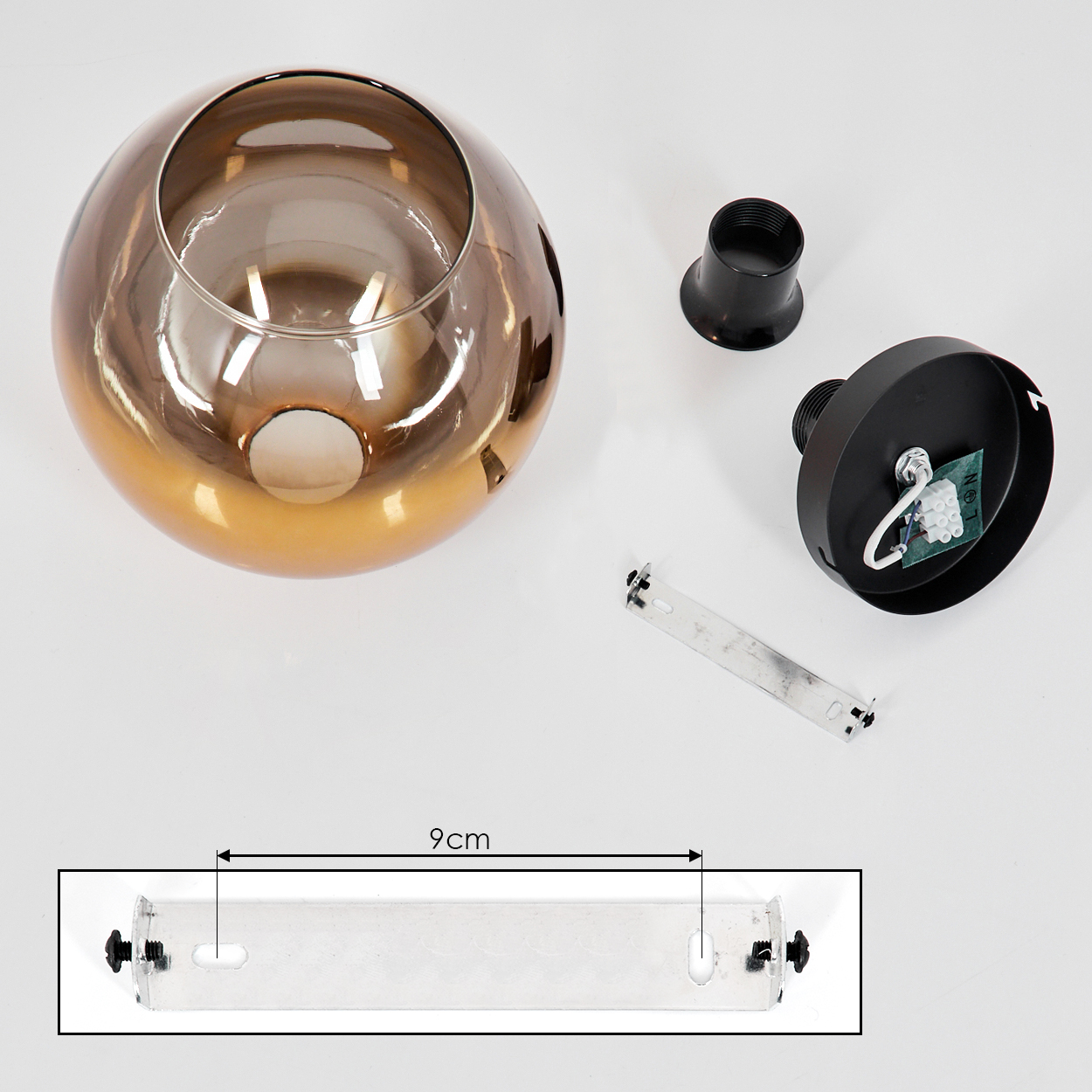 Teile einer Lampe: Glaskugel, schwarzer Lampenfuß, Halterung und Gewinde.