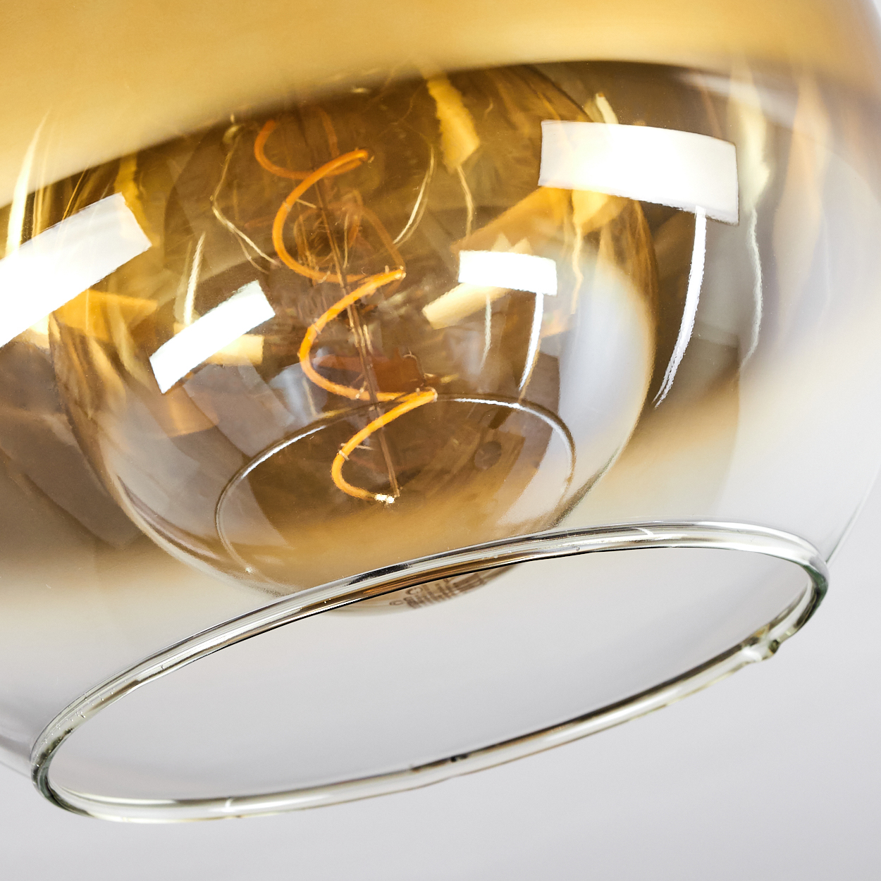 Ein Edison-Glühbirne mit Spiralwendel in einem bernsteinfarbenen Glasgehäuse.