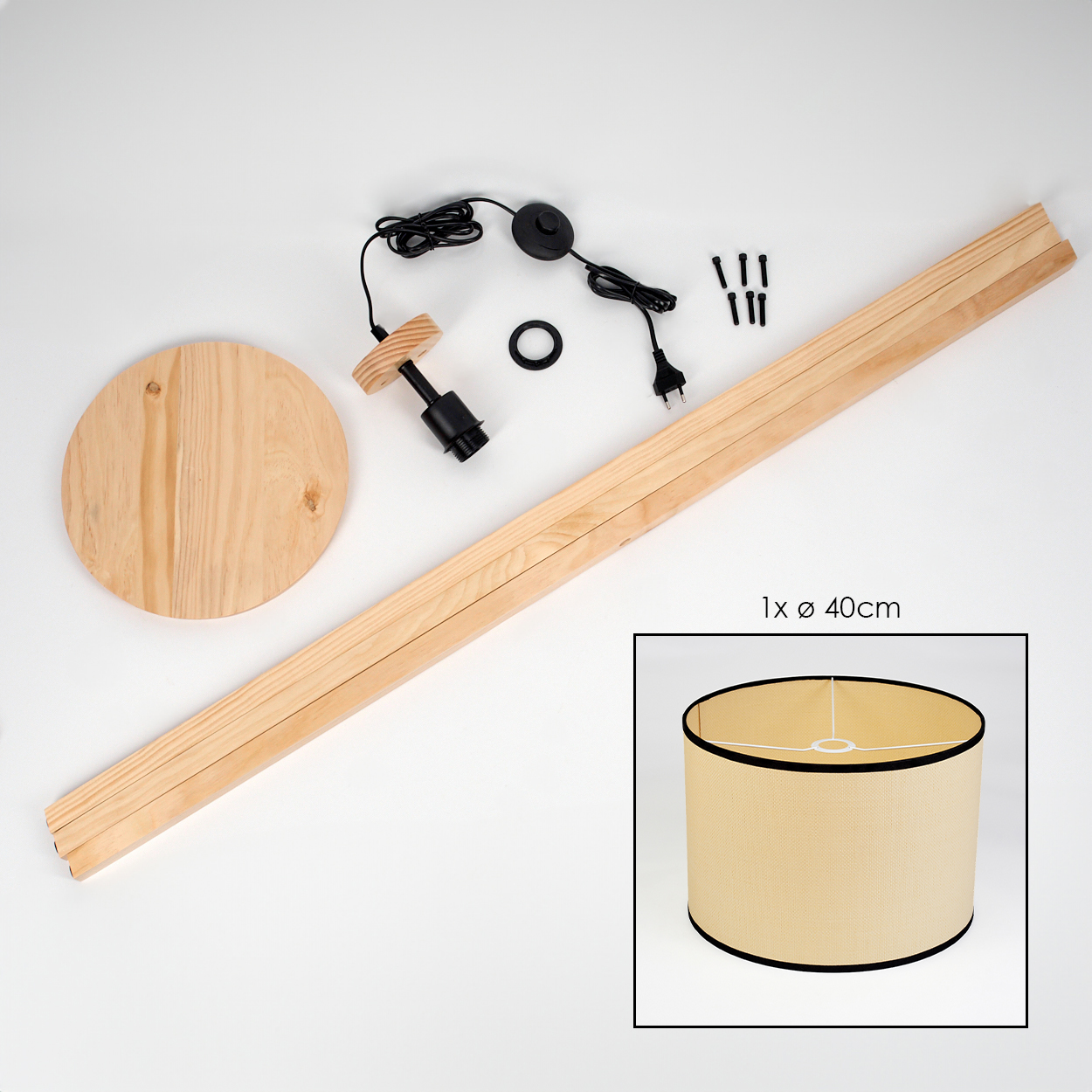 Holzlampenteile, Kabel, Fassung und Lampenschirm auf weißem Hintergrund.