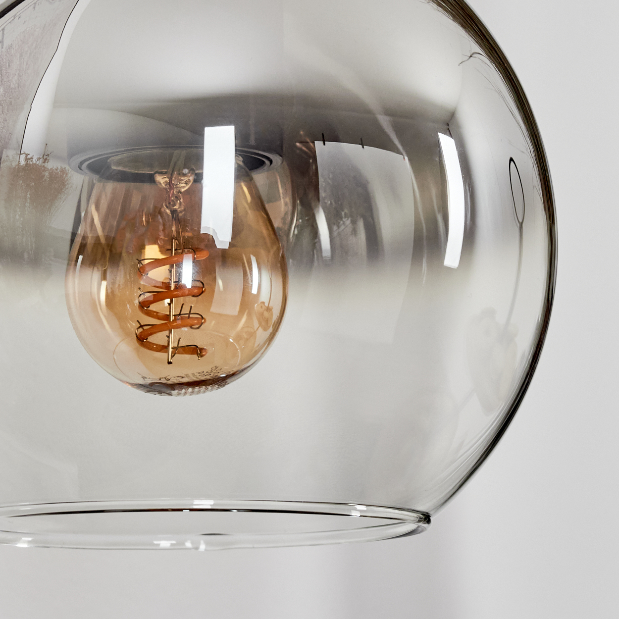 Eine Glühbirne mit Spiralwendel in einem transparenten Glaskolben, nahaufnahme.