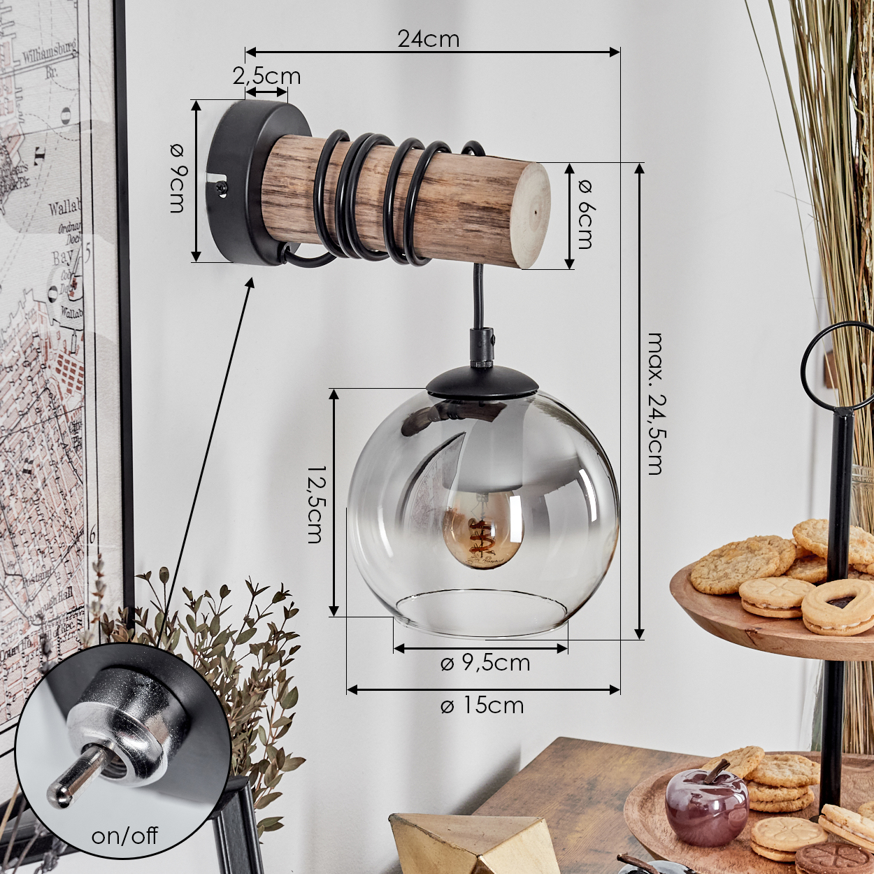 Eine Wandleuchte mit Holzstamm, schwarzen Federn und Glaskugel-Lampenschirm.