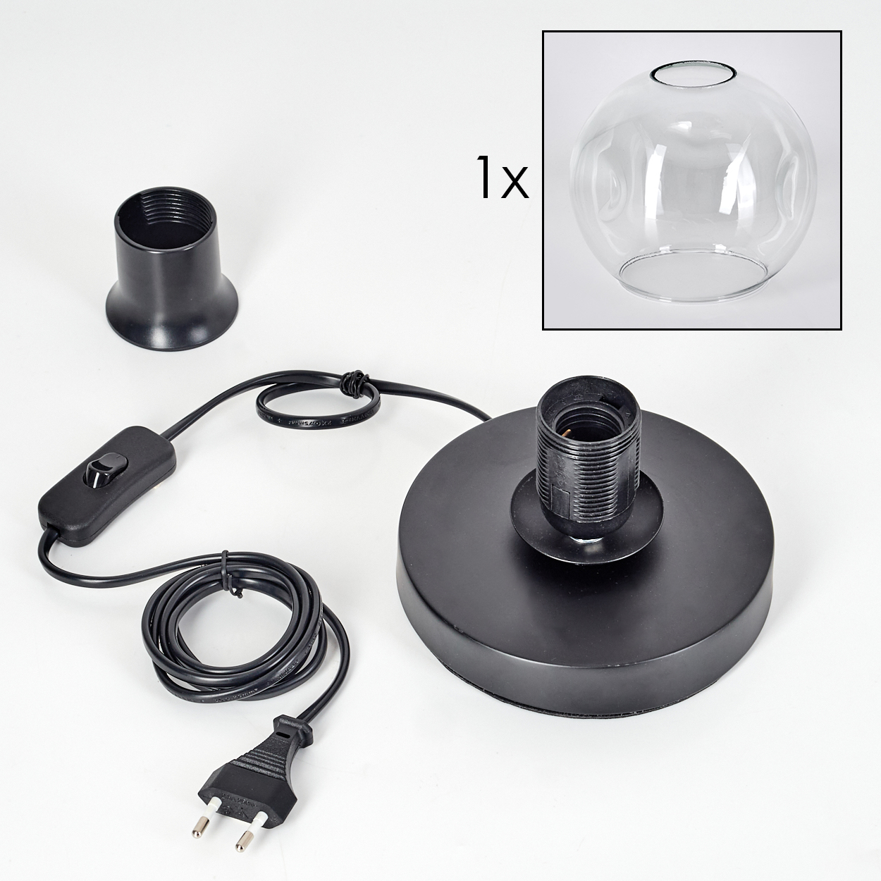 Schwarzer Lampenfuß mit Kabel, Schalter, Stecker und Glaskuppel.