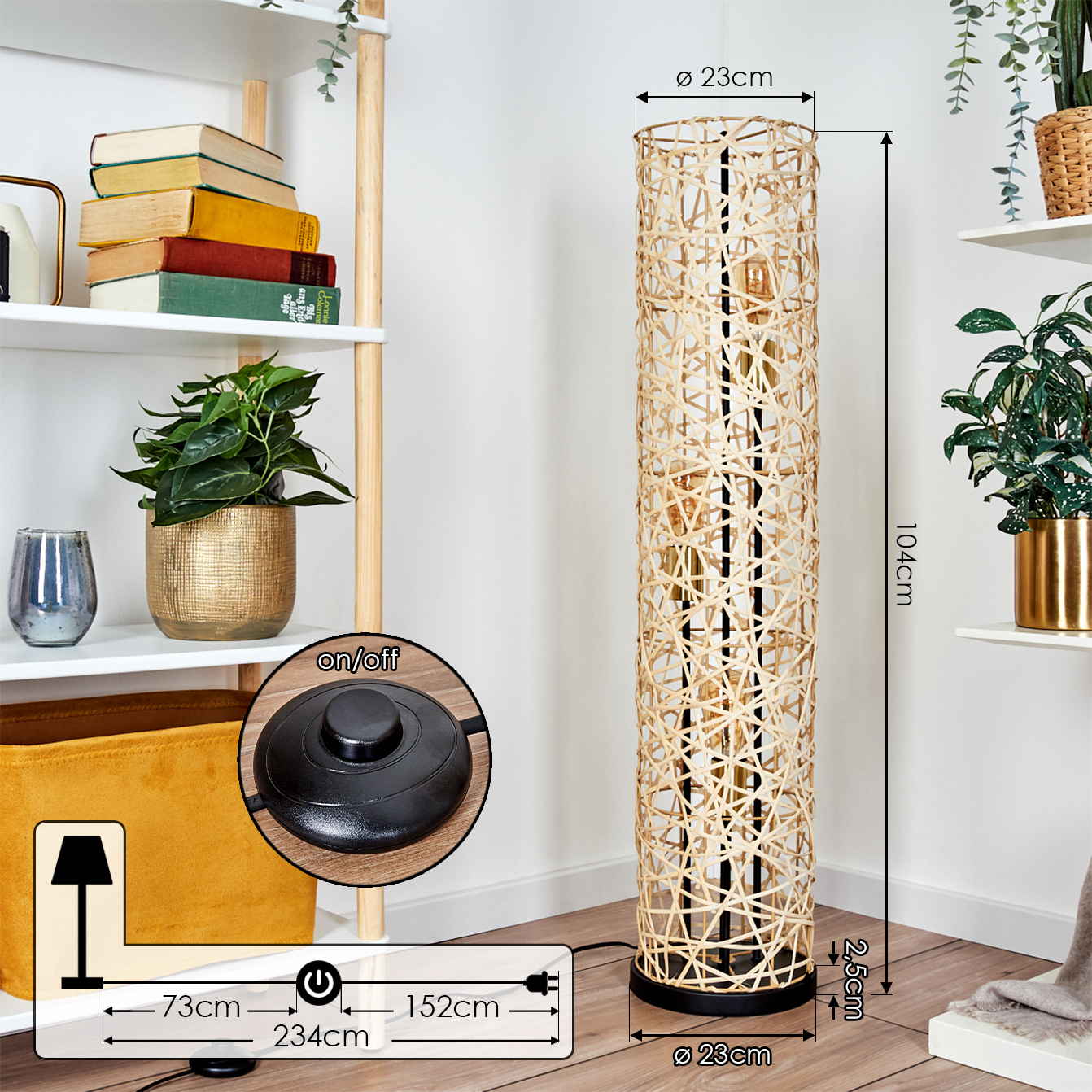 Ein hoher, zylindrischer Rattankorb-Stehlampe mit Sockel und Fußschalter.