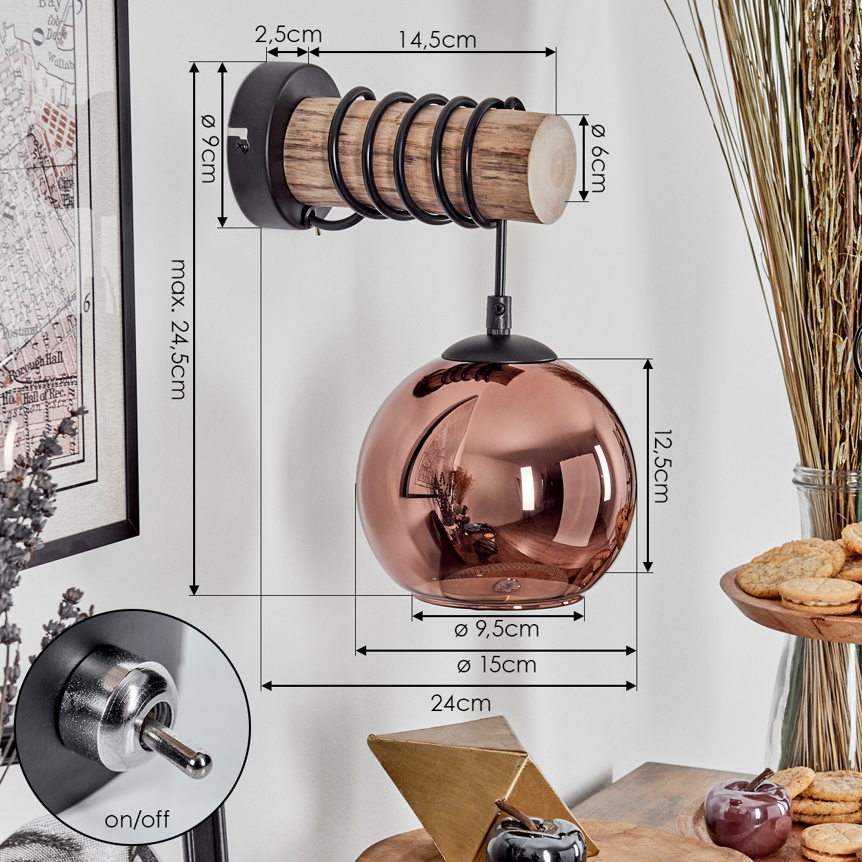 Eine Wandleuchte mit Holzstab, schwarzer Spirale und kupferfarbener Glaskugel.