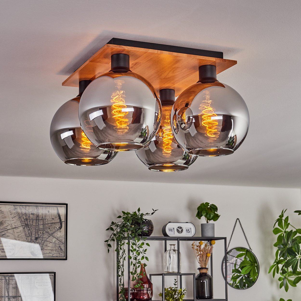 Deckenleuchte mit vier rauchglas Kugeln und Glühfäden auf Holzsockel.