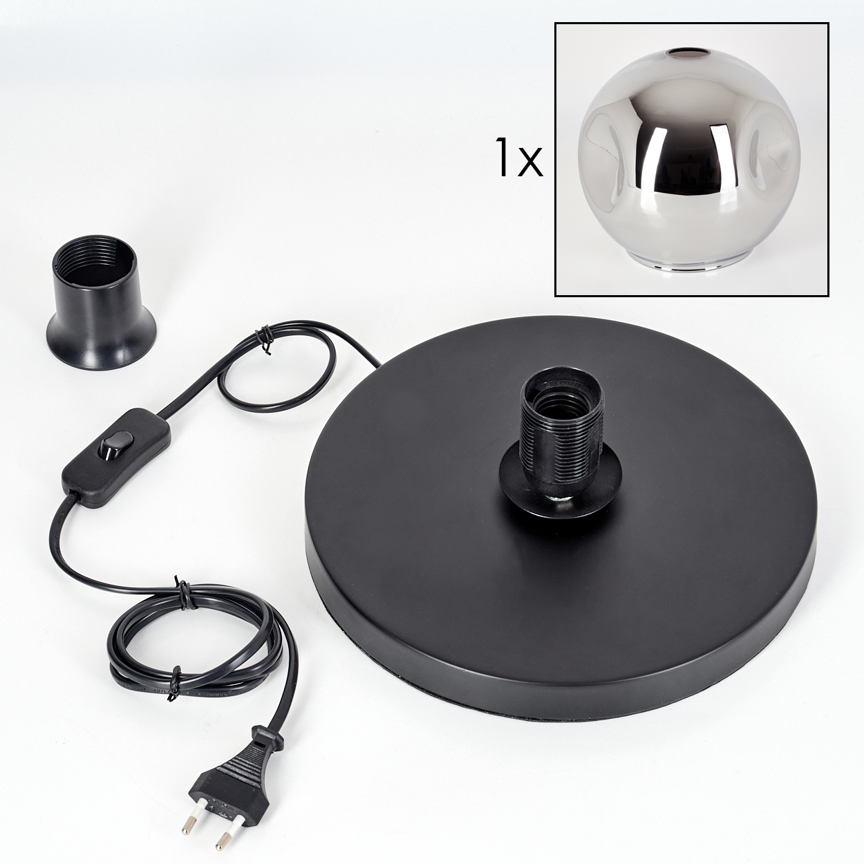 Schwarzer Lampenfuß mit Schalter, Kabel, Stecker und einem Kugelschirm.