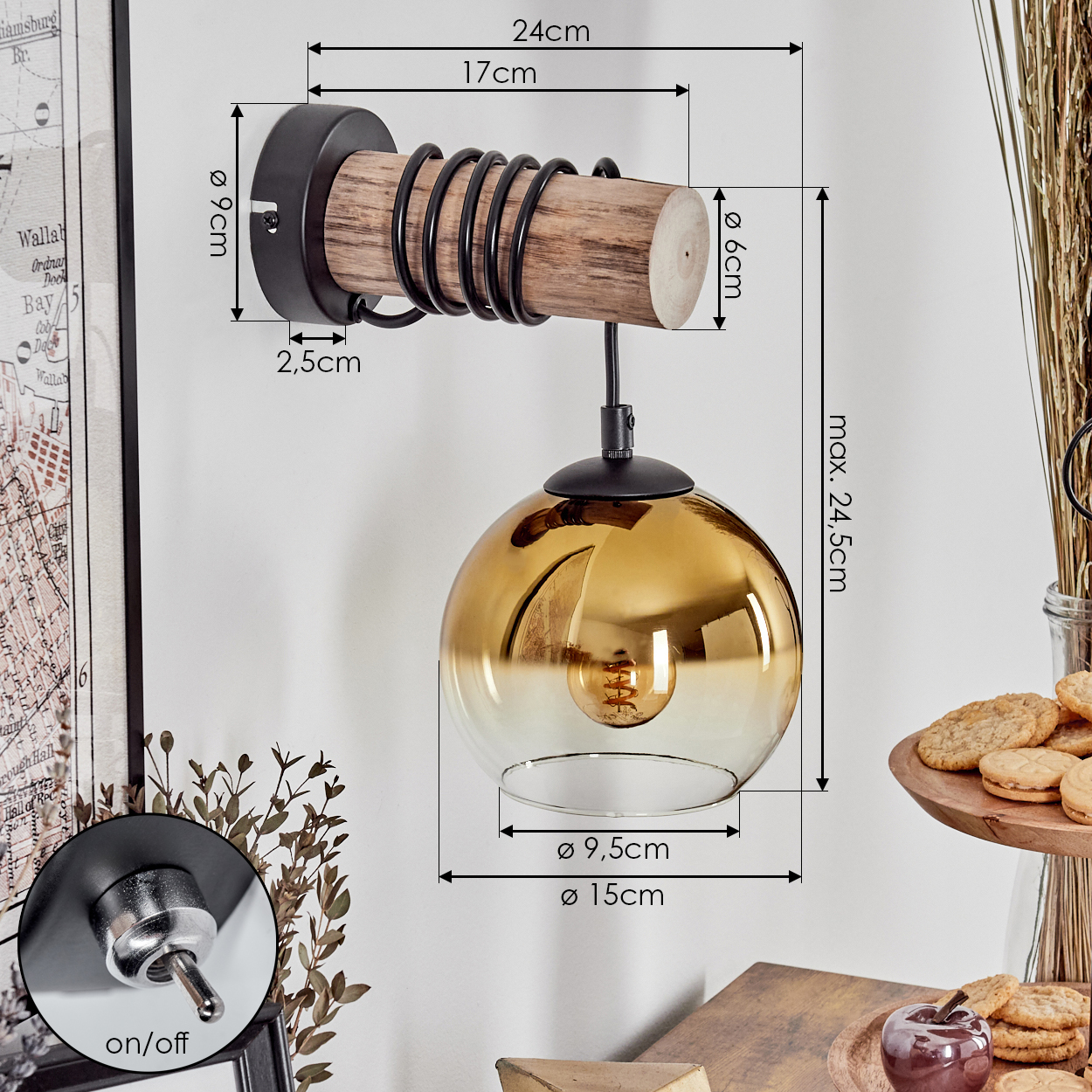 Eine Wandleuchte mit Holzstamm, Metallfeder, bernsteinfarbenem Glaskolben und einem Schalter.
