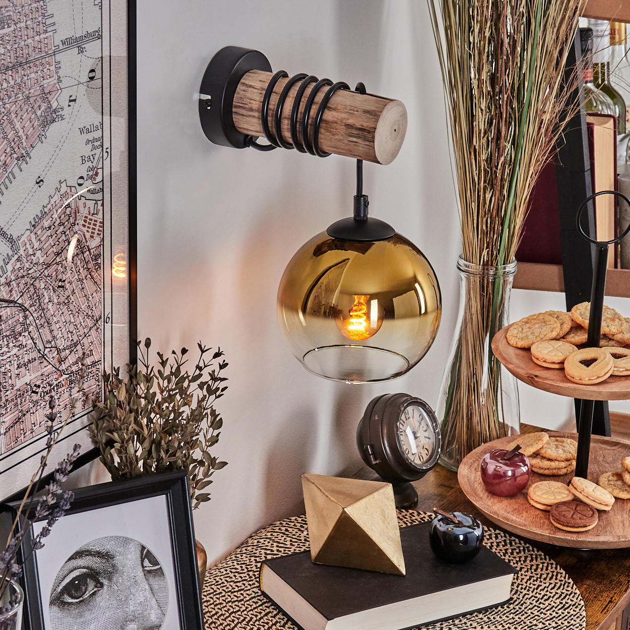 Holz-Wandleuchte mit bernsteinfarbener Glaskugel, Vintage-Uhr, Kekzen und Karten.