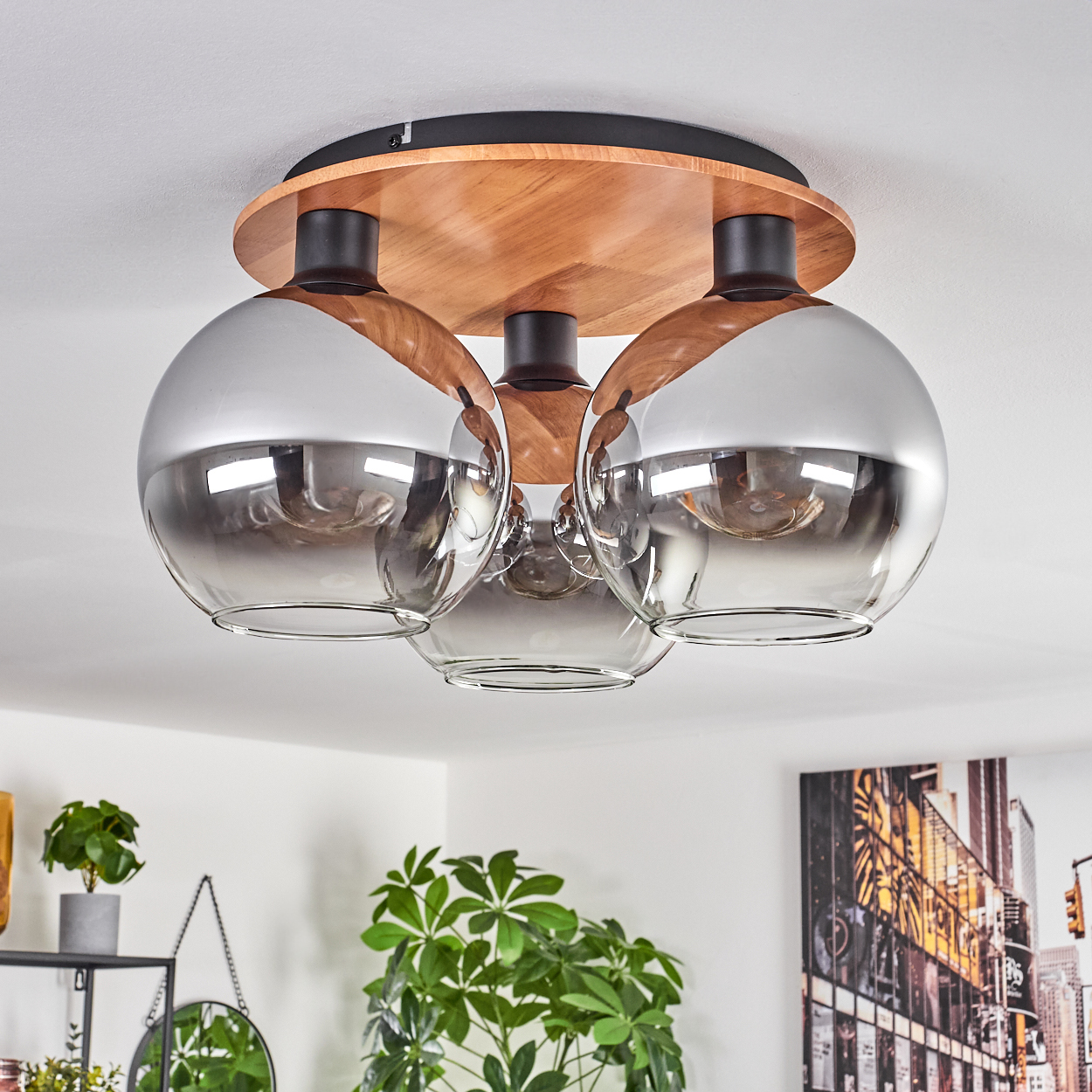Deckenleuchte mit drei Rauchglas-Kugeln und Holzplatte.