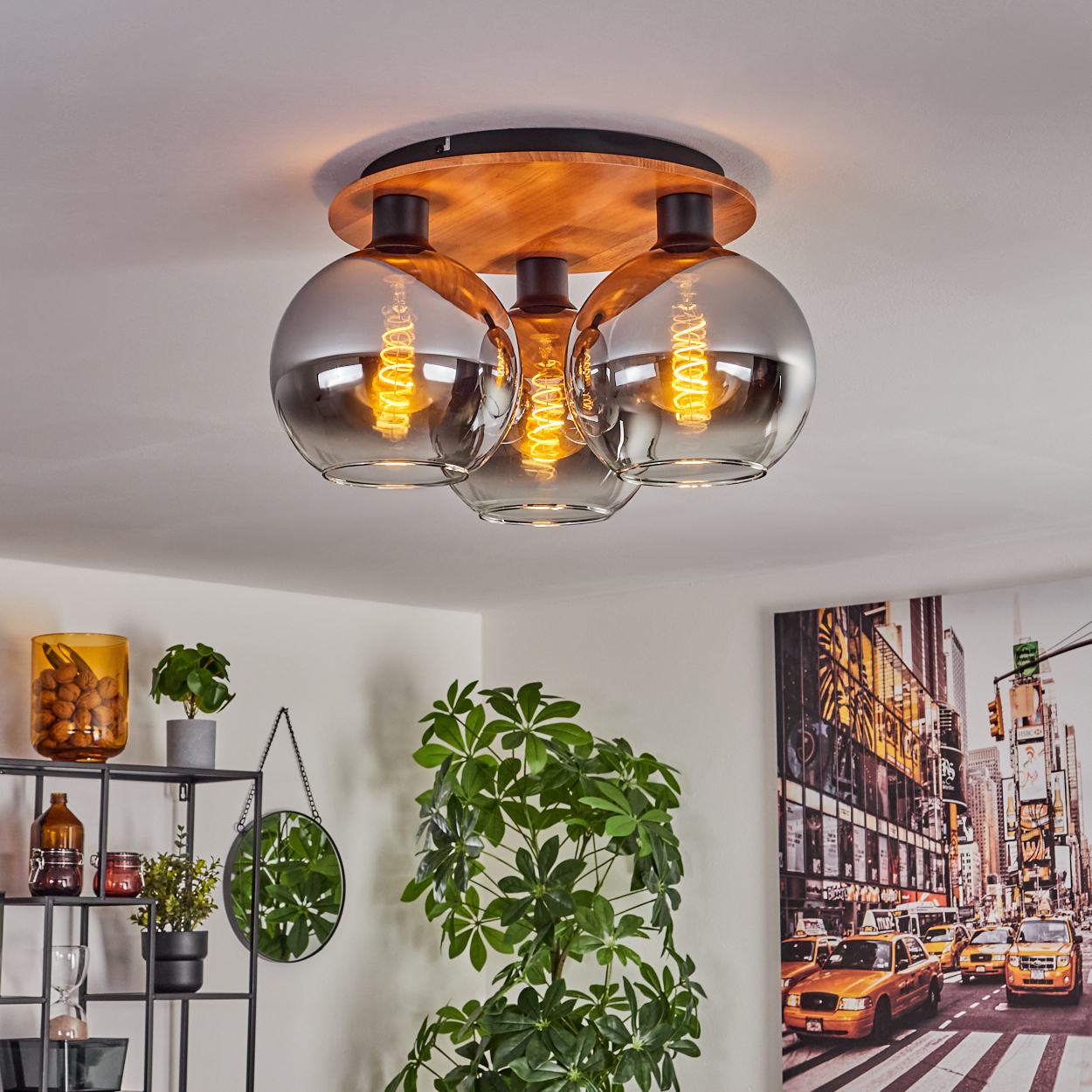 Deckenleuchte mit drei Rauchglas-Kugeln und Holzsockel. Bild von New York.
