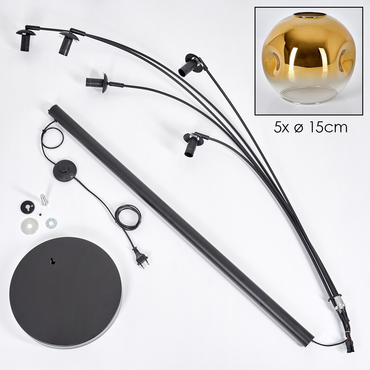 Schwarzer Lampenfuß mit vier Armen, Kabel, Stecker und Lampenschirm.
